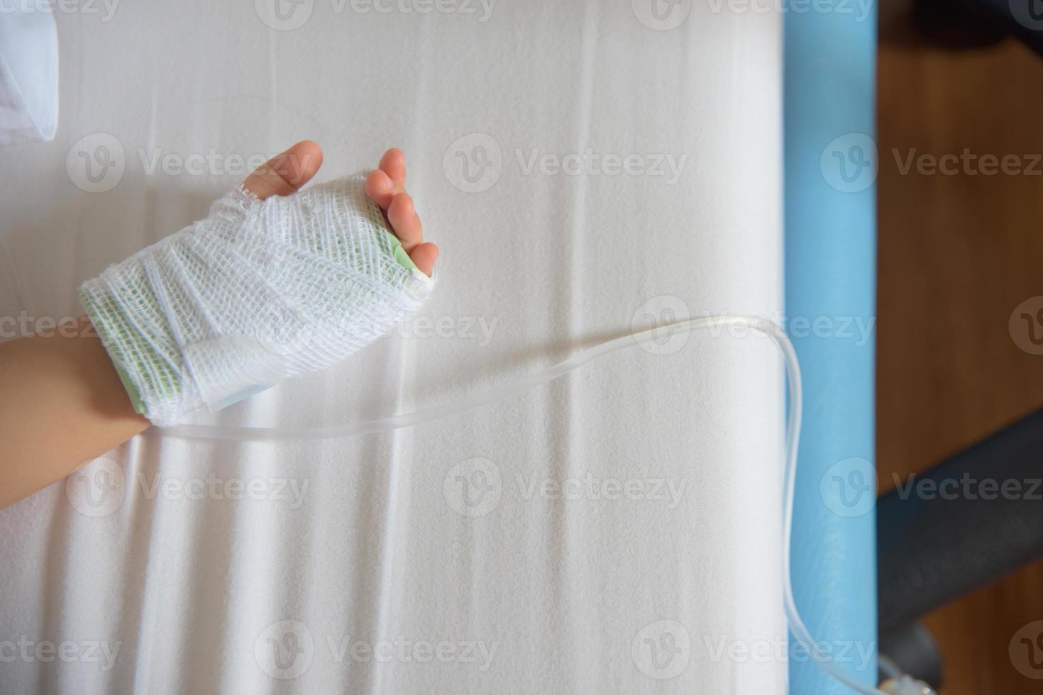Hand des Kinderpatienten mit iv foto
