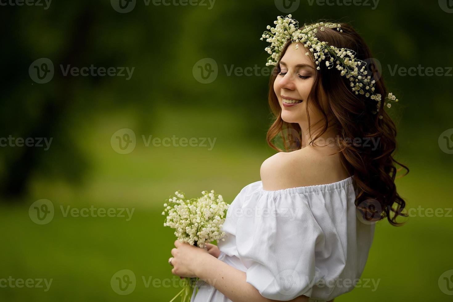 schwangere Frau mit Blumen im Sommer foto