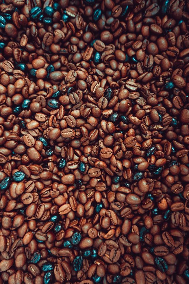 geröstete Kaffeebohnen, koffeinhaltiges Aufgussgetränk foto