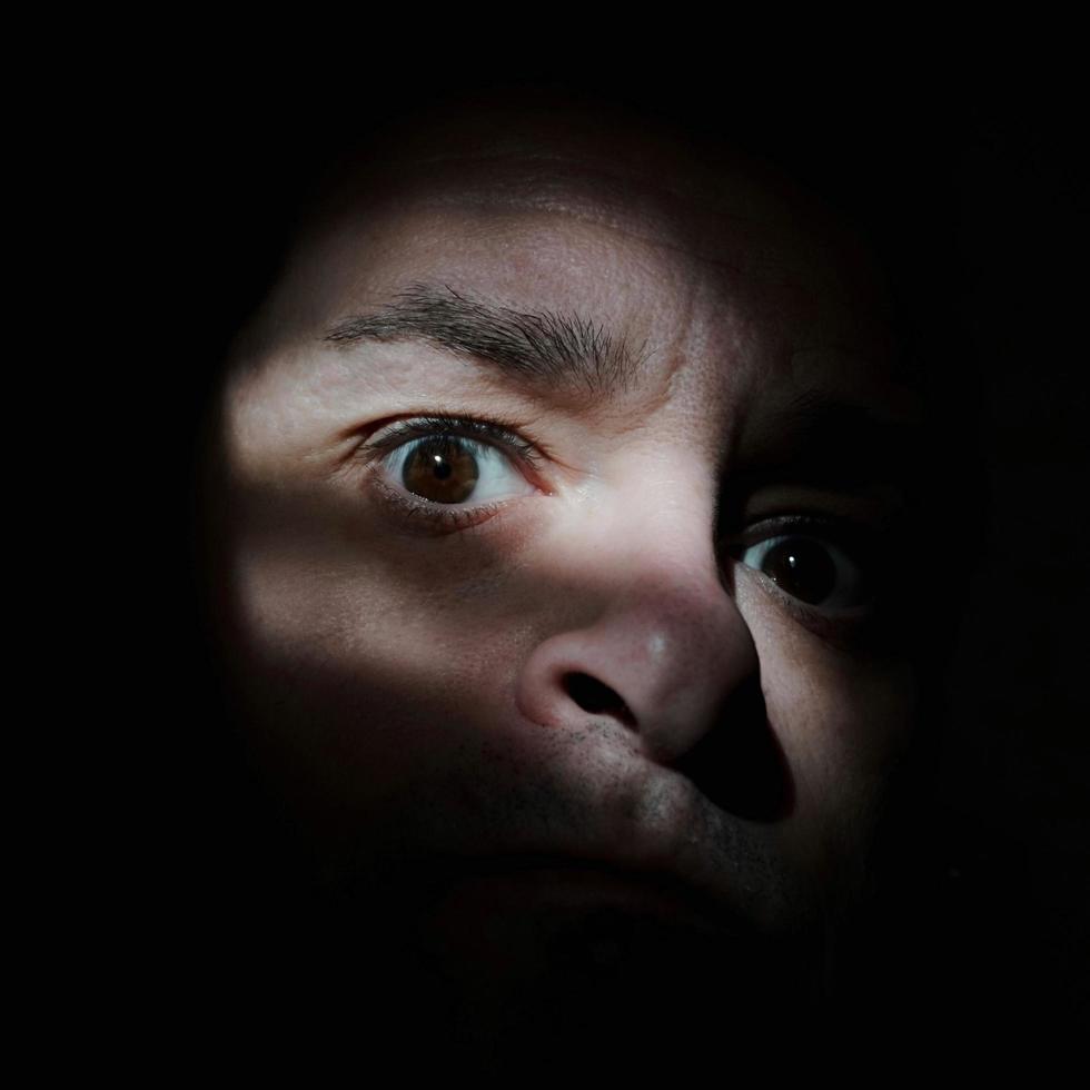 Mannporträt im Schatten, Mann, der ein Selfie macht foto
