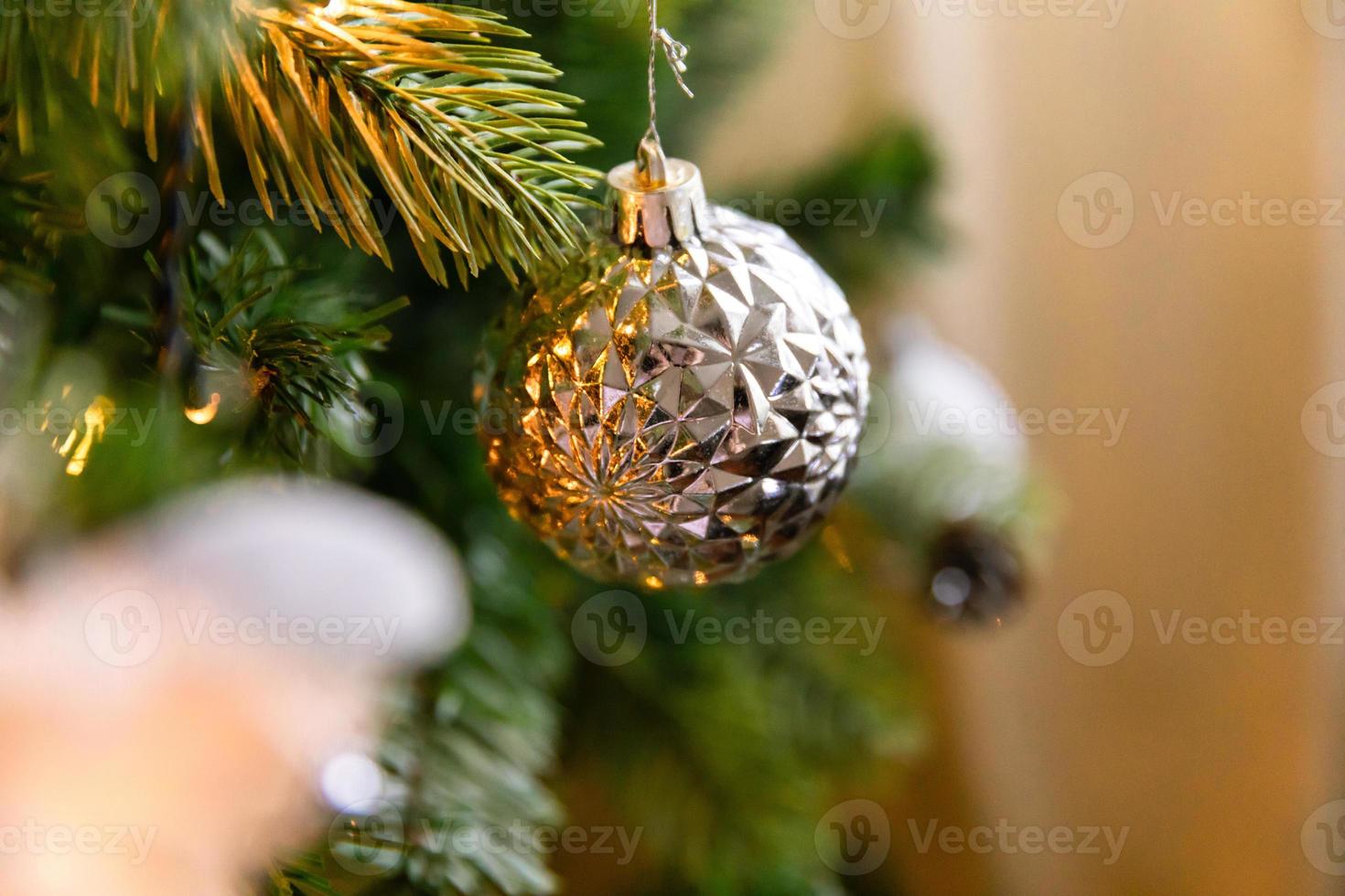 klassischer weihnachtlich geschmückter neujahrsbaum. weihnachtsbaum mit weißen und silbernen dekorationen, ornamenten spielzeug und ball. moderne Innenarchitekturwohnung im klassischen Stil. Heiligabend zu Hause. foto