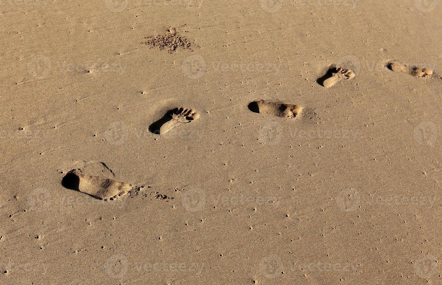 Fußspuren im Sand am Stadtstrand. foto