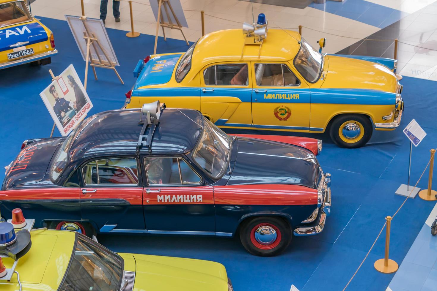 moskau, russland - 23. november 2017 zwei sowjetunion polizeiautos gaz-21 wolga. Retro-Autoausstellung im Einkaufszentrum der Metropole foto