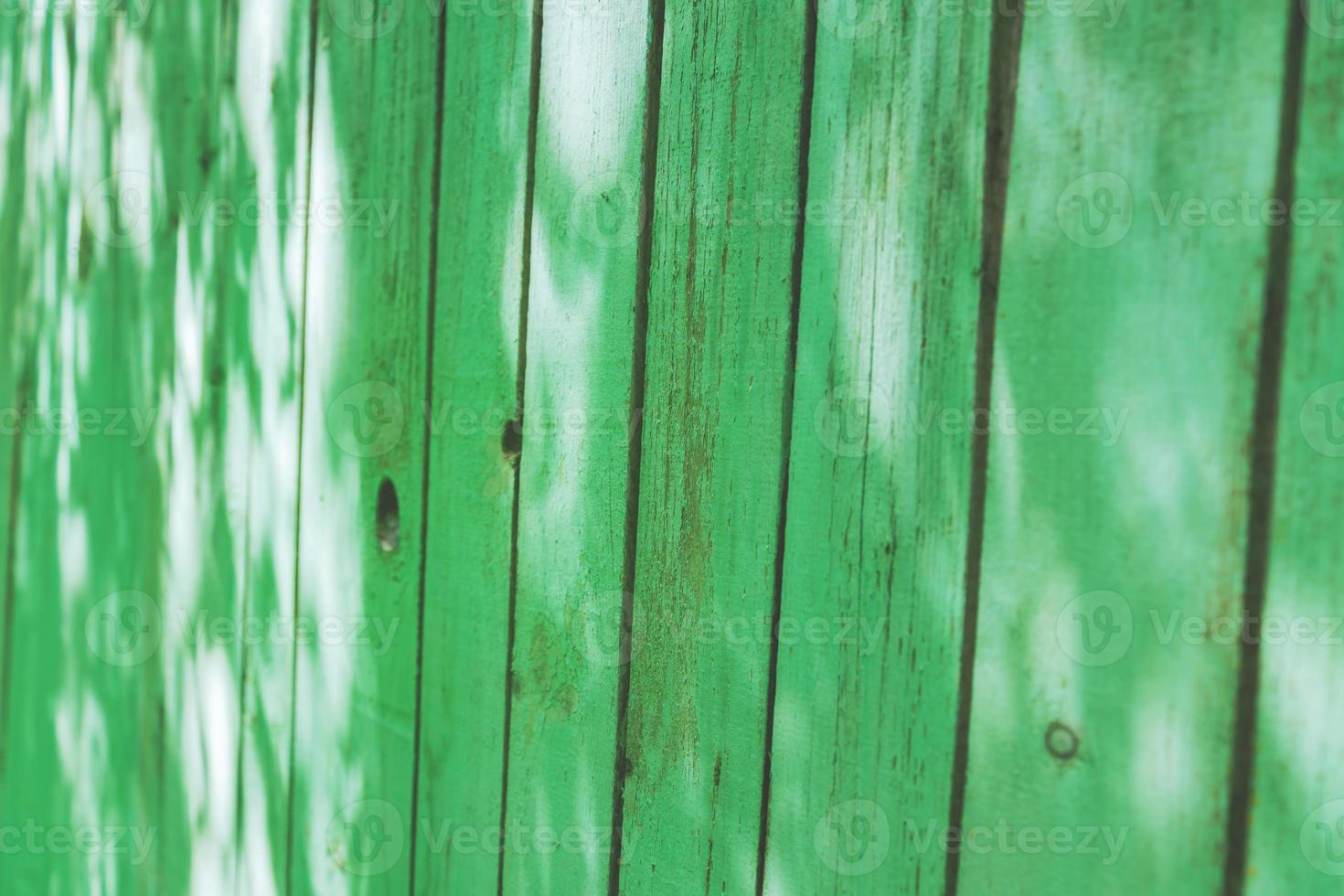 alte verwitterte grüne Holzzaun Hintergrundtextur, perspektivische Ansicht foto