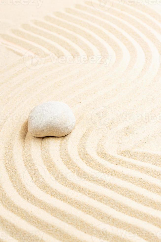 Zen-Garten-Meditation Steinhintergrund. Steine und Linien im Sand für das Gleichgewicht von Entspannung und Harmonie von Spiritualität oder Spa-Gesundheit. natürliche Farben foto