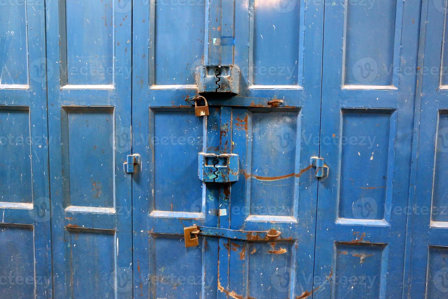 Eine Tür ist eine Öffnung in einer Wand zum Betreten und Verlassen eines Gebäudes. foto
