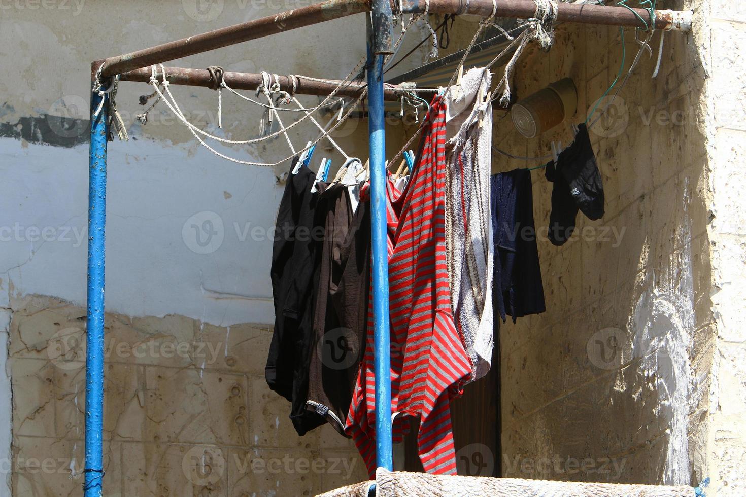 Gewaschene Wäsche trocknet auf der Straße vor dem Fenster des Hauses. foto