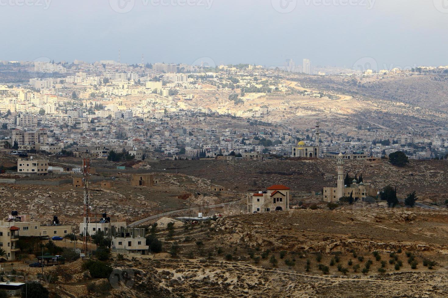 die judäische wüste im nahen osten in israel. Seit der Antike diente dieser Ort als Zufluchtsort für Einsiedler und Rebellen. foto