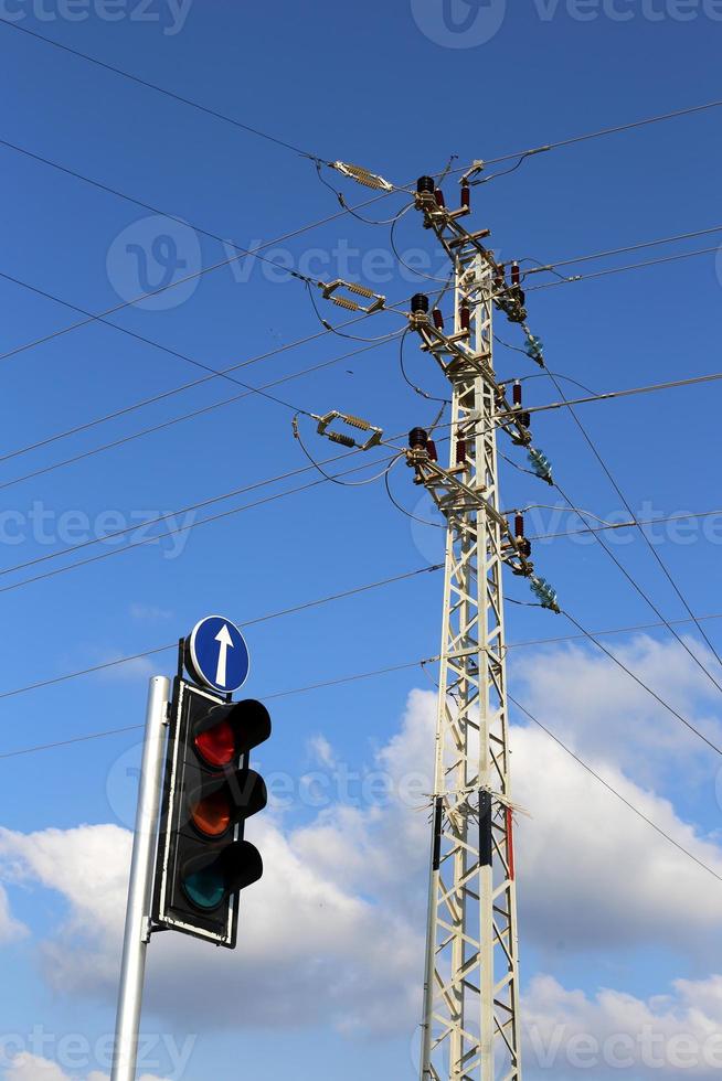 elektrische Leitungen, die Hochspannungsstrom führen. foto