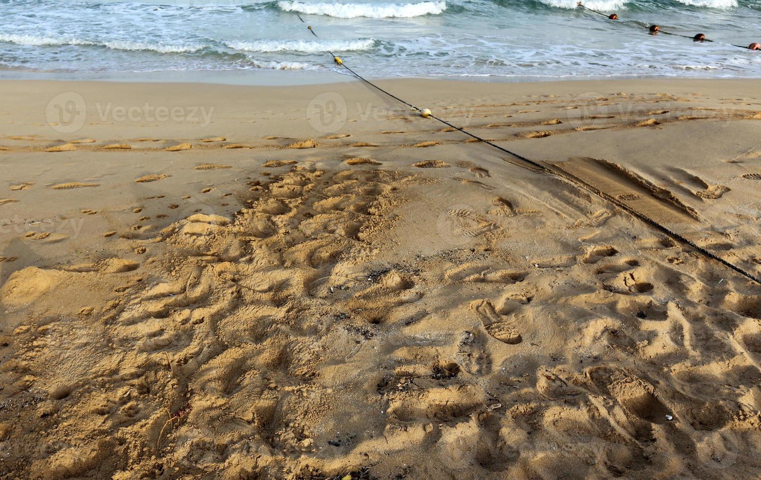 Fußspuren im Sand am Stadtstrand. foto