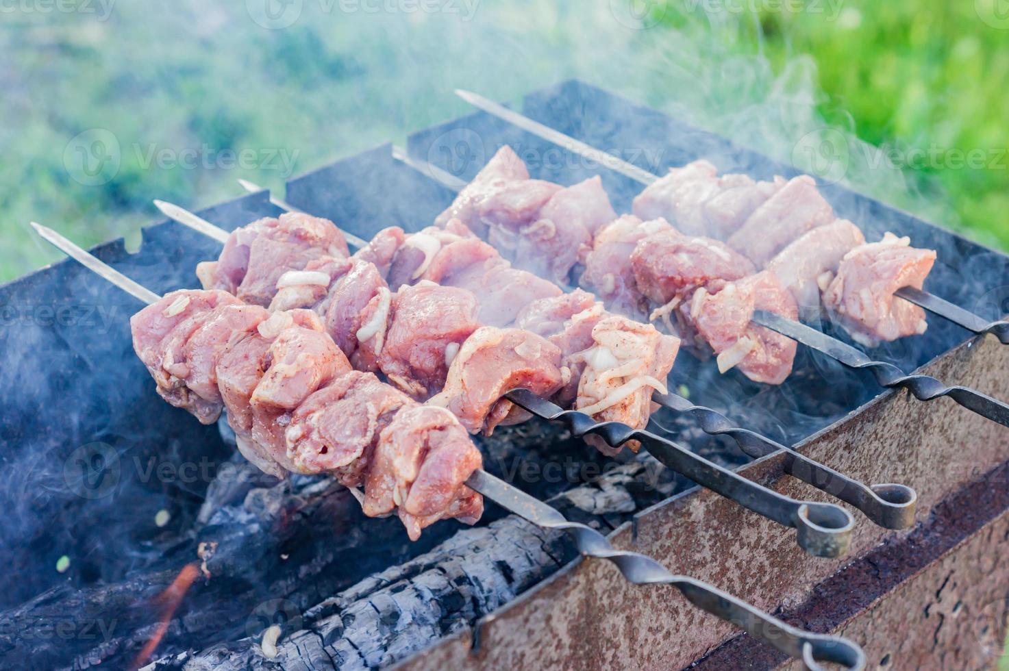 Rohes mariniertes Fleisch auf dem Grill foto