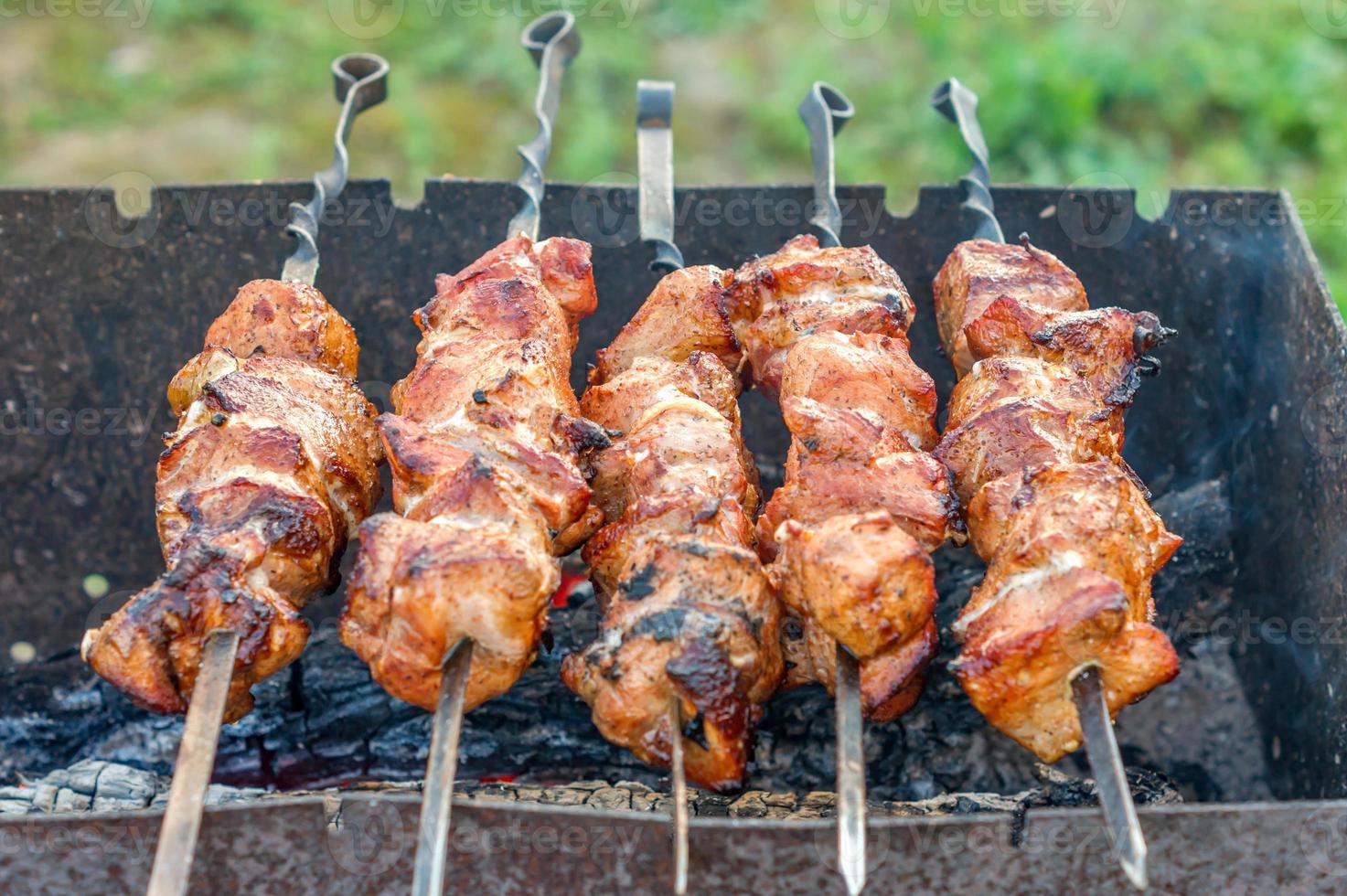 Nahaufnahme von gegrilltem Fleisch auf dem Grill im Freien foto