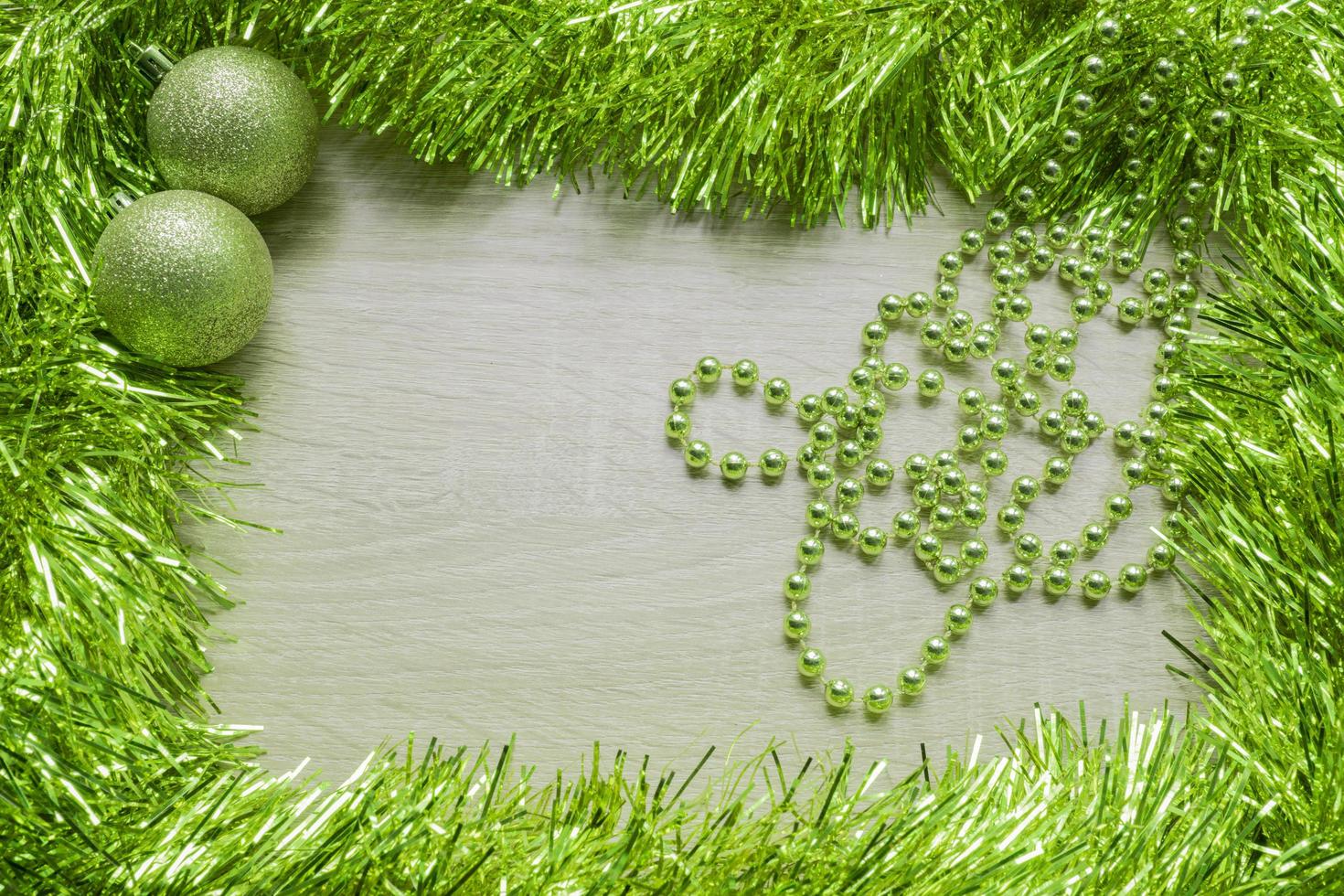 weihnachten neujahr urlaub hintergrund. grünes Lametta und zwei funkelnde Bälle. Platz kopieren foto