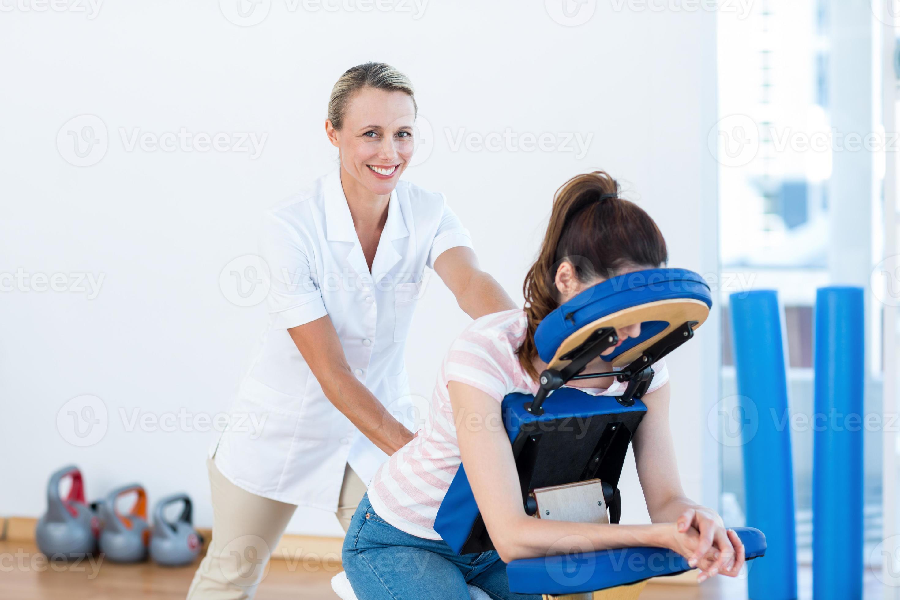 Frau mit Rückenmassage foto