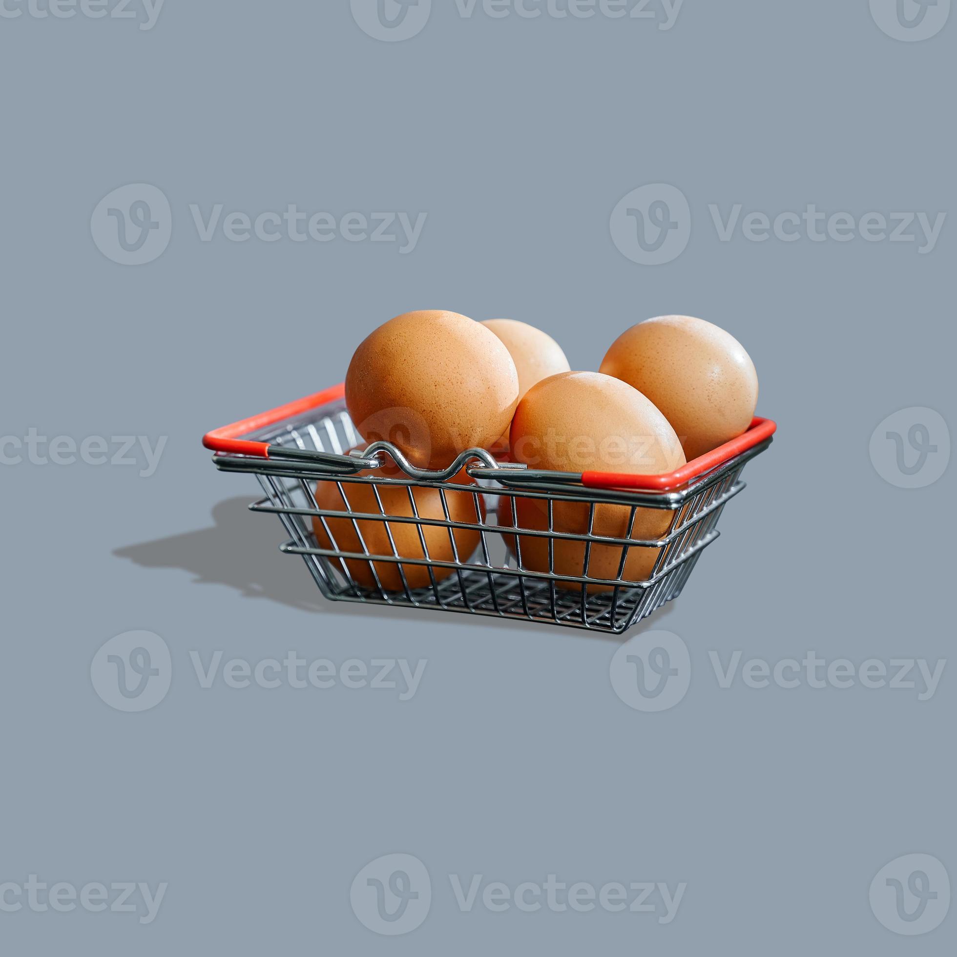 Einkaufskorb mit Eiern isoliert auf grauem Hintergrund. 10362057  Stock-Photo bei Vecteezy