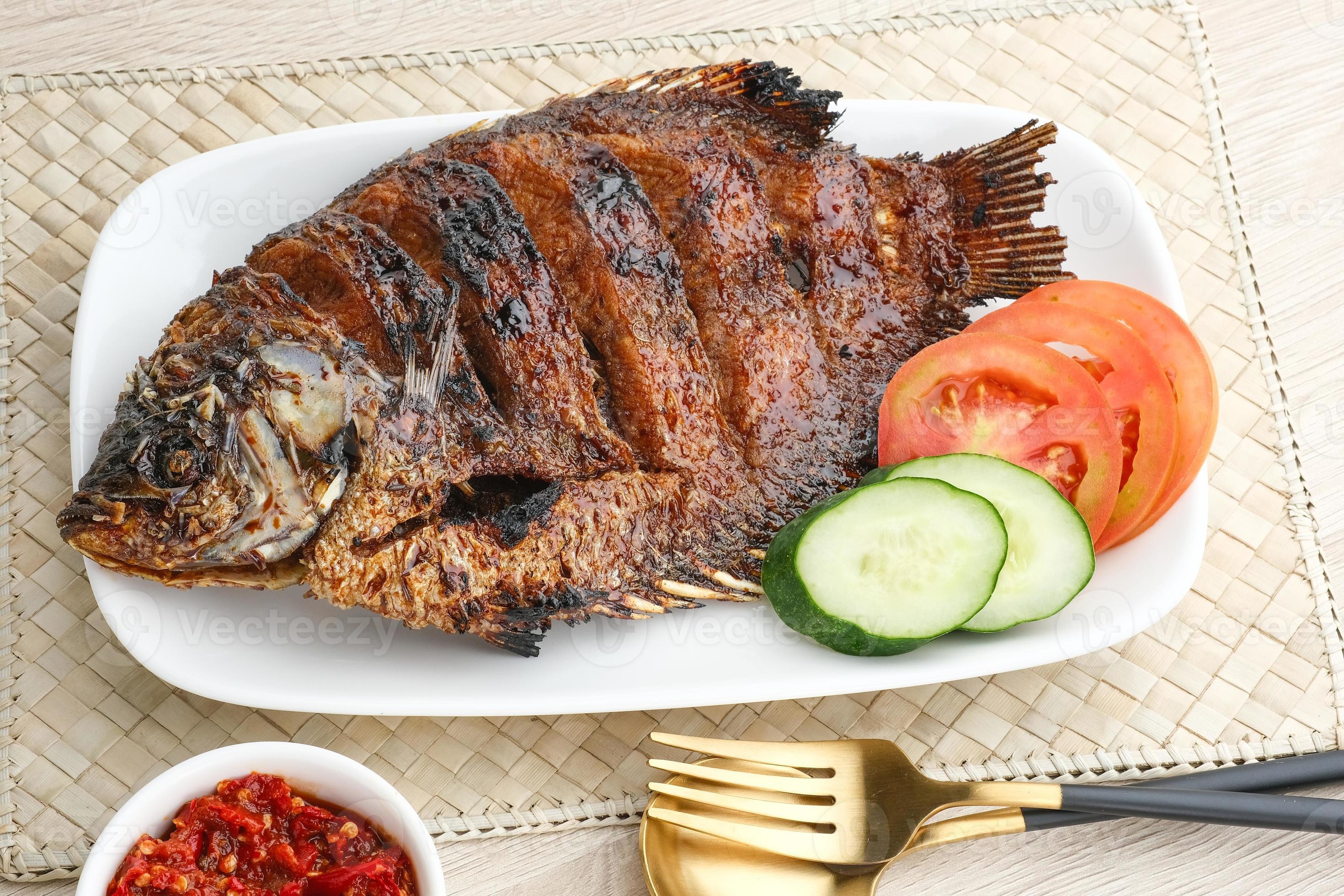 Gurame Bakar Madu, gegrillter Gourami mit Honig und Sojasauce. serviert ...