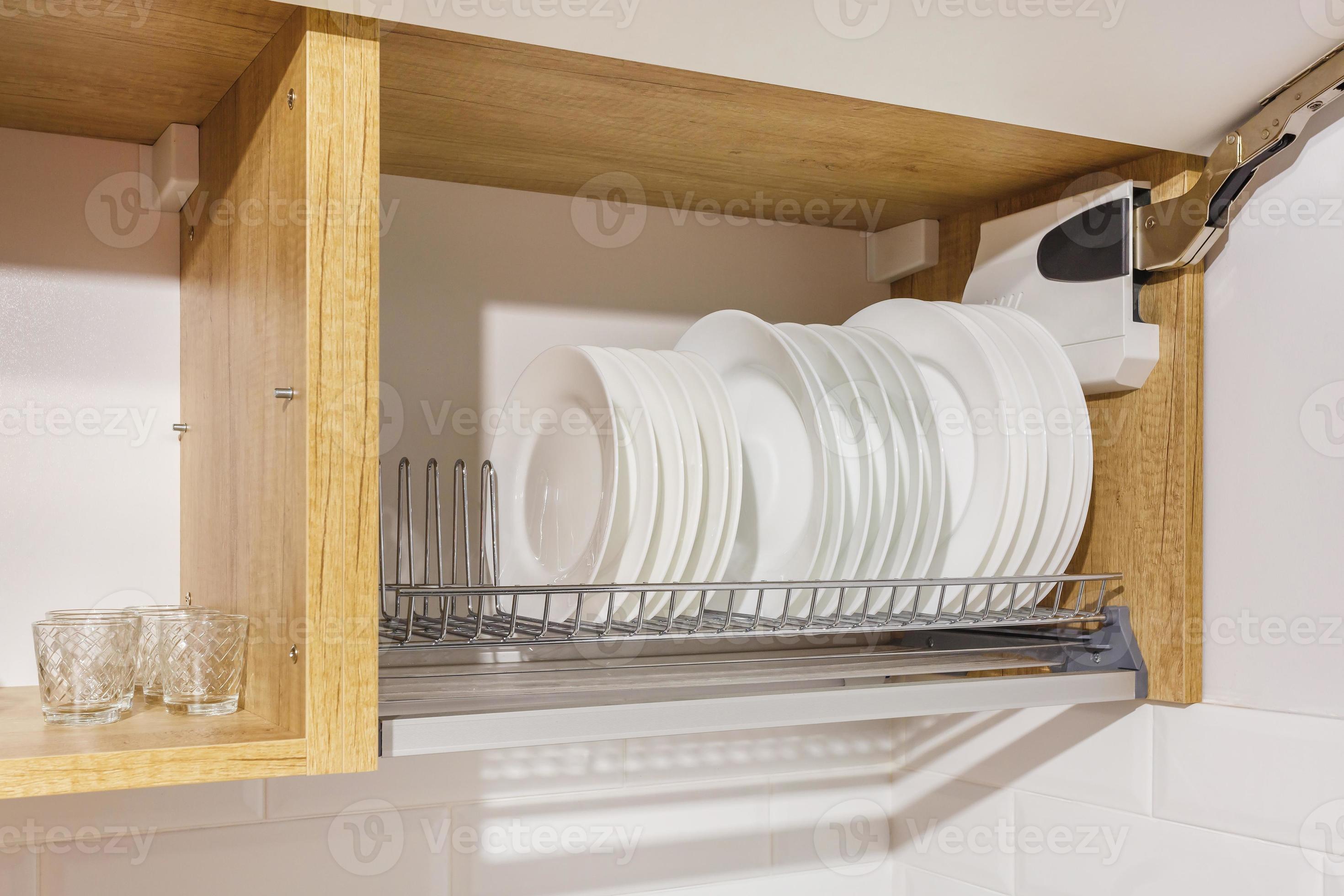 Satz Teller, Tassen auf dem Regal im Küchenschrank 10924195 Stock-Photo bei  Vecteezy