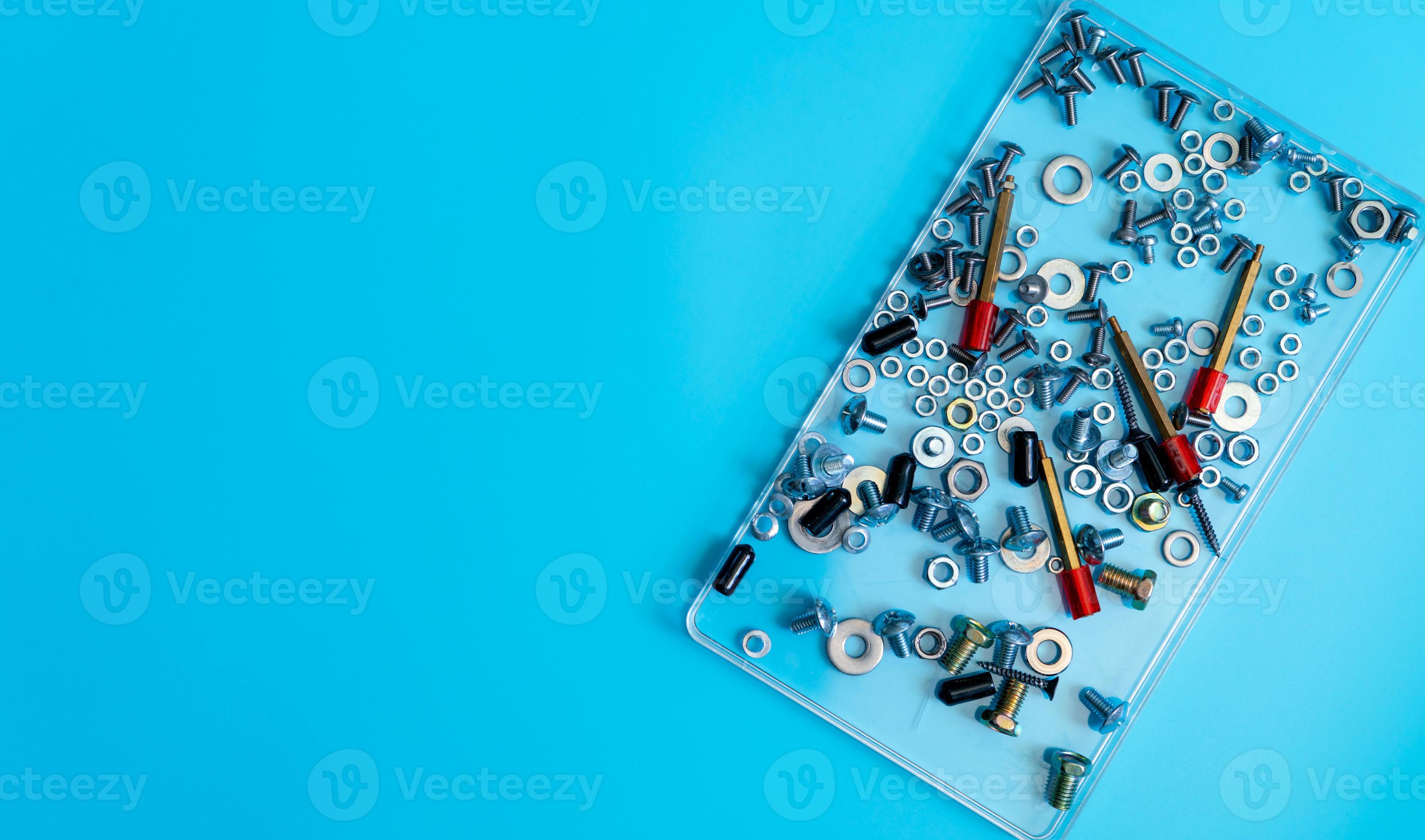 Weiß Plastik Hintergrund mit Metall Schrauben und Nüsse 27940450  Stock-Photo bei Vecteezy