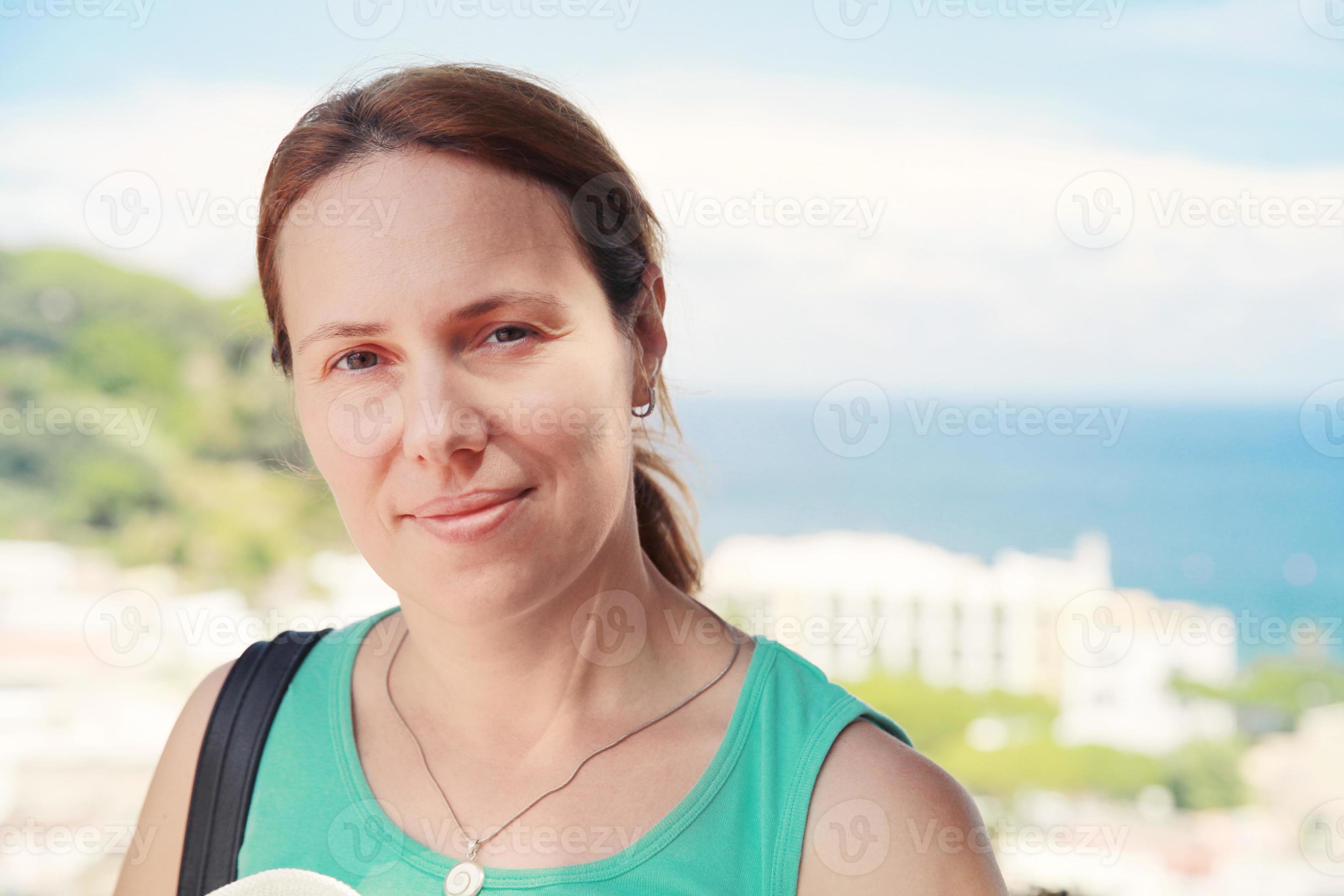 junge kaukasische Frau im grünen Hemd foto