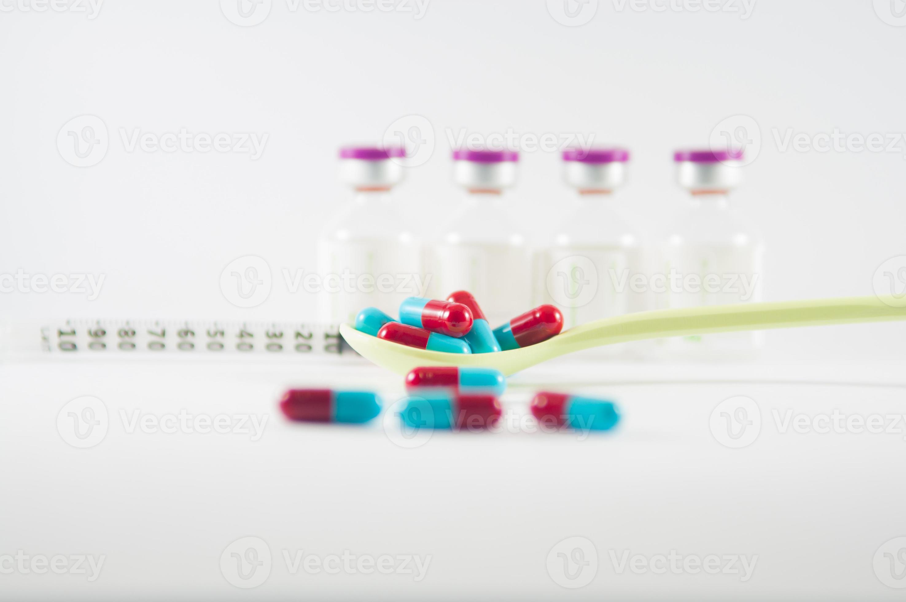 rote und graue Kapsel zeigen Medizinkonzept foto
