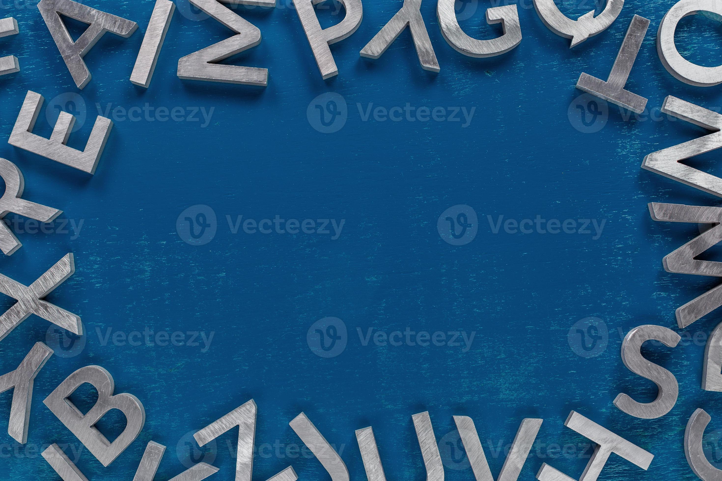 Rahmenmodell aus silbernen Metallbuchstaben des englischen Alphabets auf  klassischem blauem Hintergrund. 12639605 Stock-Photo bei Vecteezy