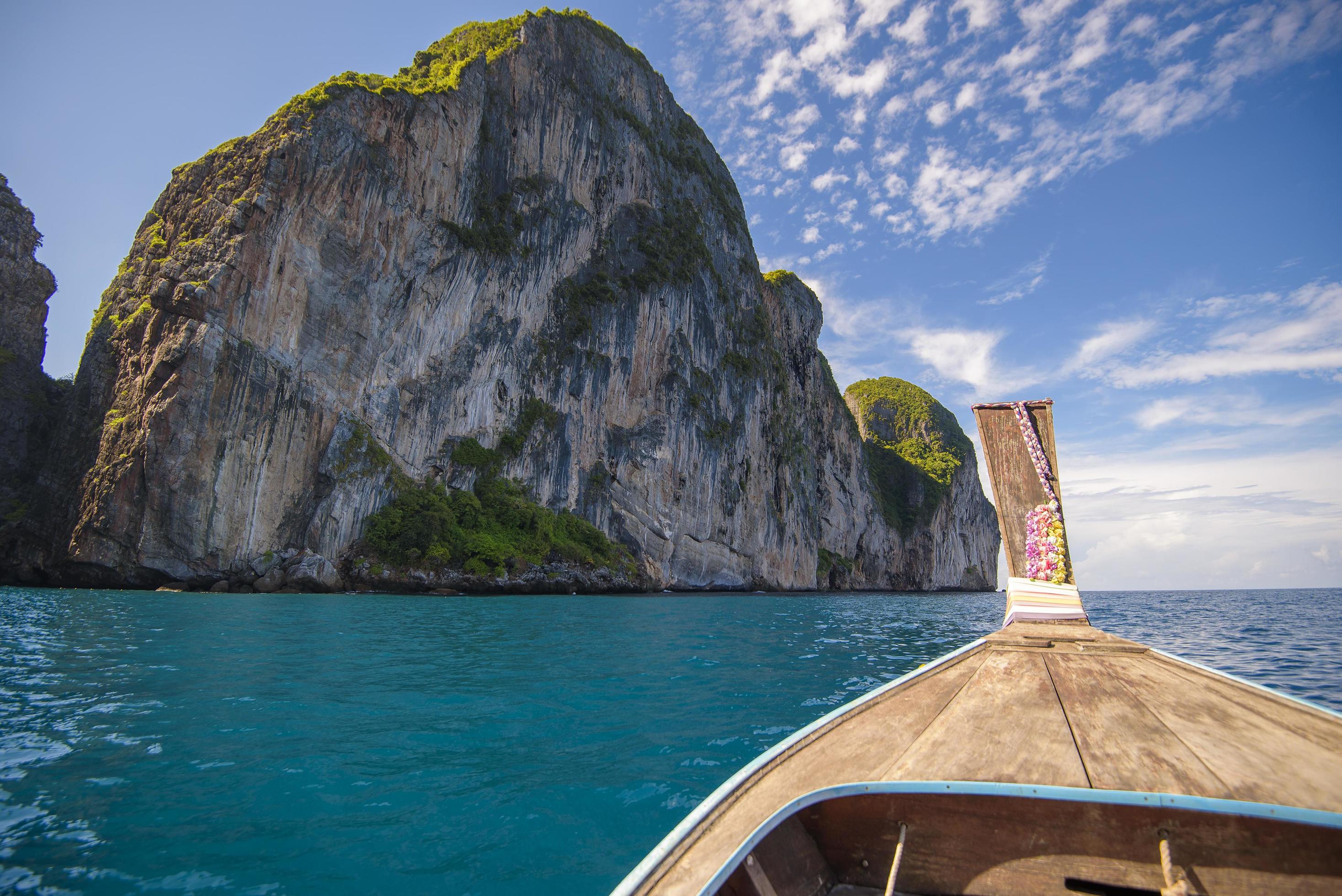 Blick auf großen Felsen vom Longtail-Boot in Thailand. foto