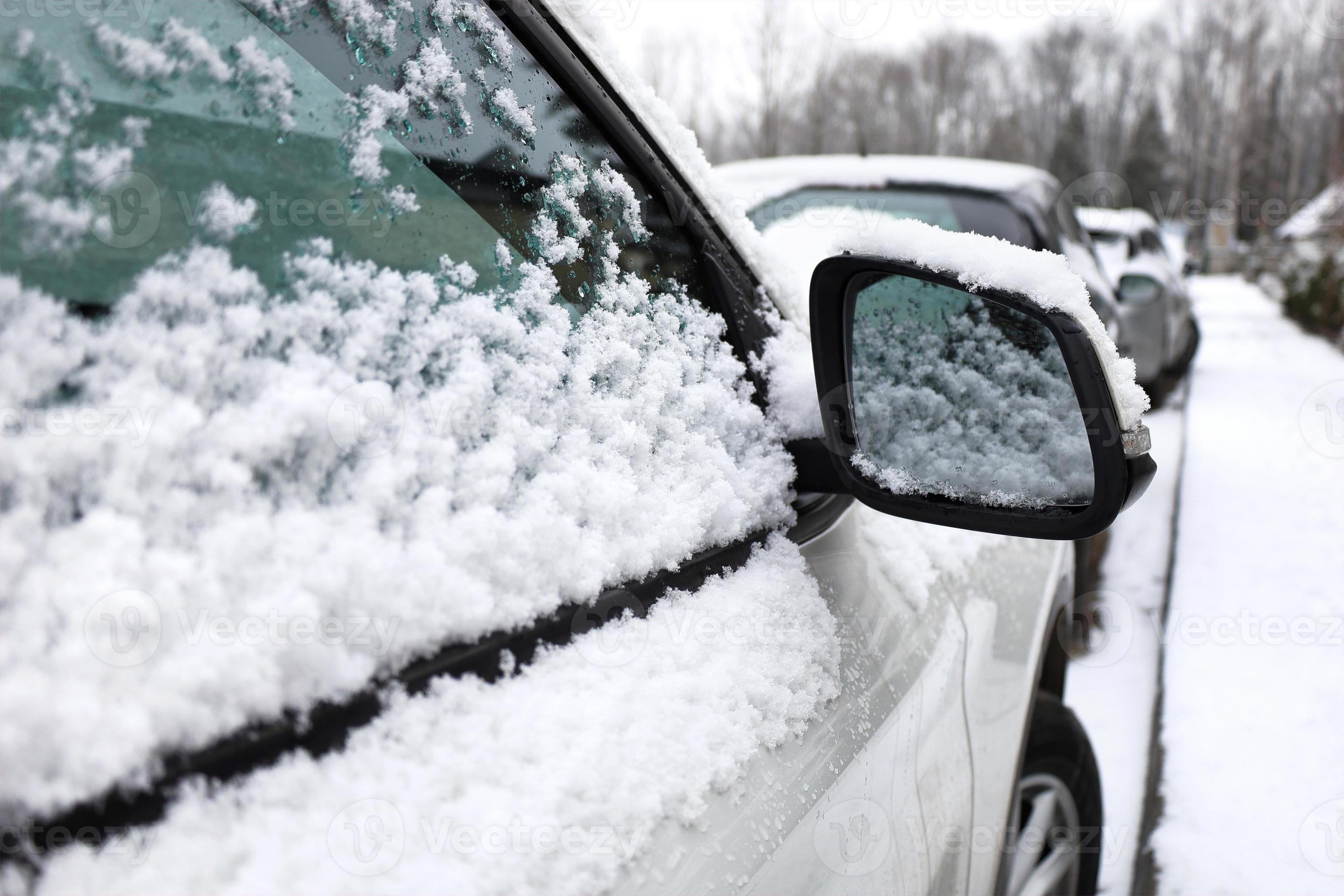 rechte seite des autos, tür und suv-seitenspiegel im winter mit schnee und  eis bedeckt. negative Folge nach starkem Schneefall im Winter. Nahaufnahme,  selektiver Fokus. schneebedeckte urbane Straßenansicht. 14012048  Stock-Photo bei Vecteezy