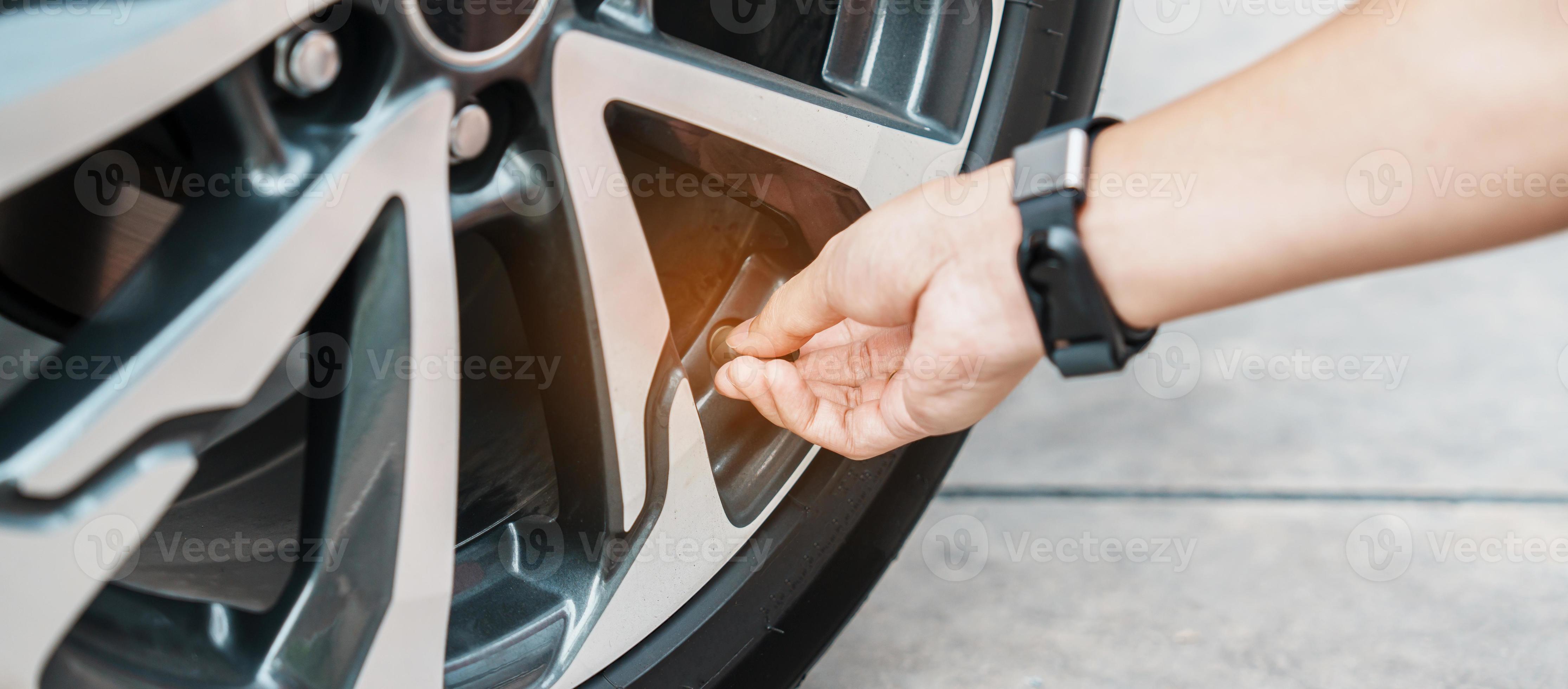 fahrerhand, die reifen des fahrzeugs aufpumpt, reifenventil