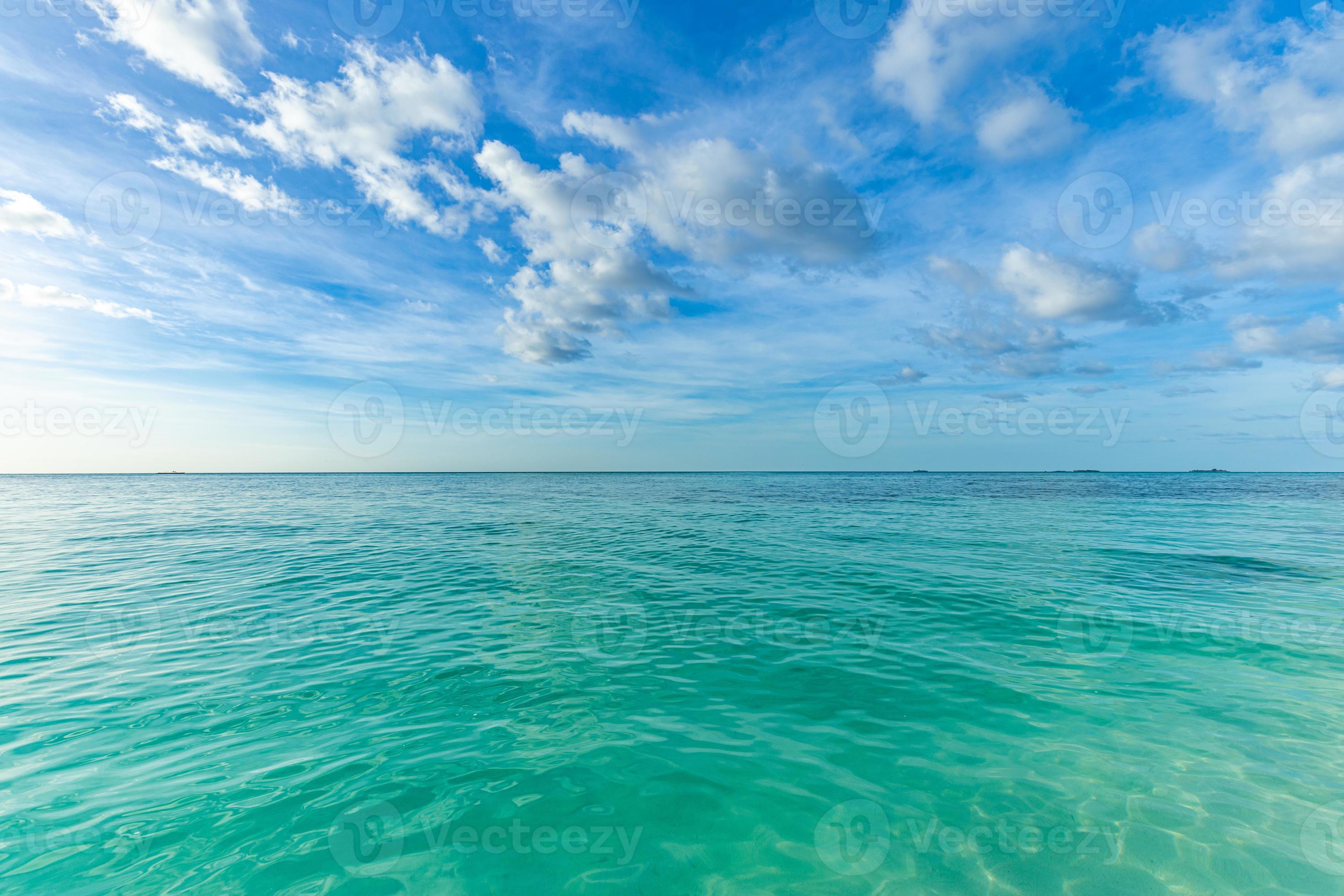 Sonnenschirm Strand an der Küste. Weißen Sand und dem blauen Wasser des  Meeres. Panorama am Strand Stockfotografie - Alamy