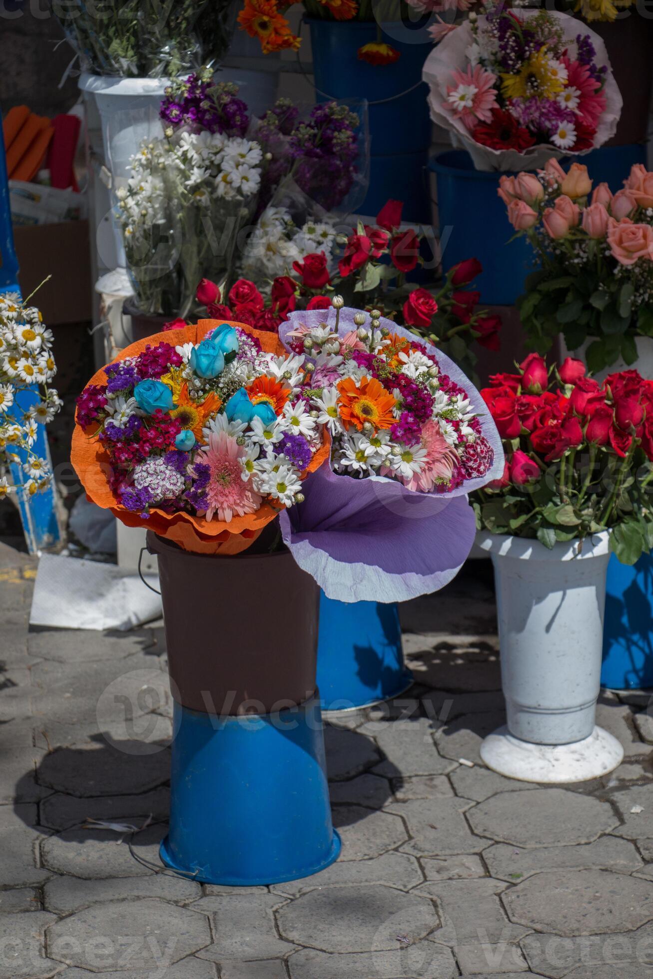 frische bunte Blumen in Vasen gesteckt 14509773 Stock-Photo bei Vecteezy