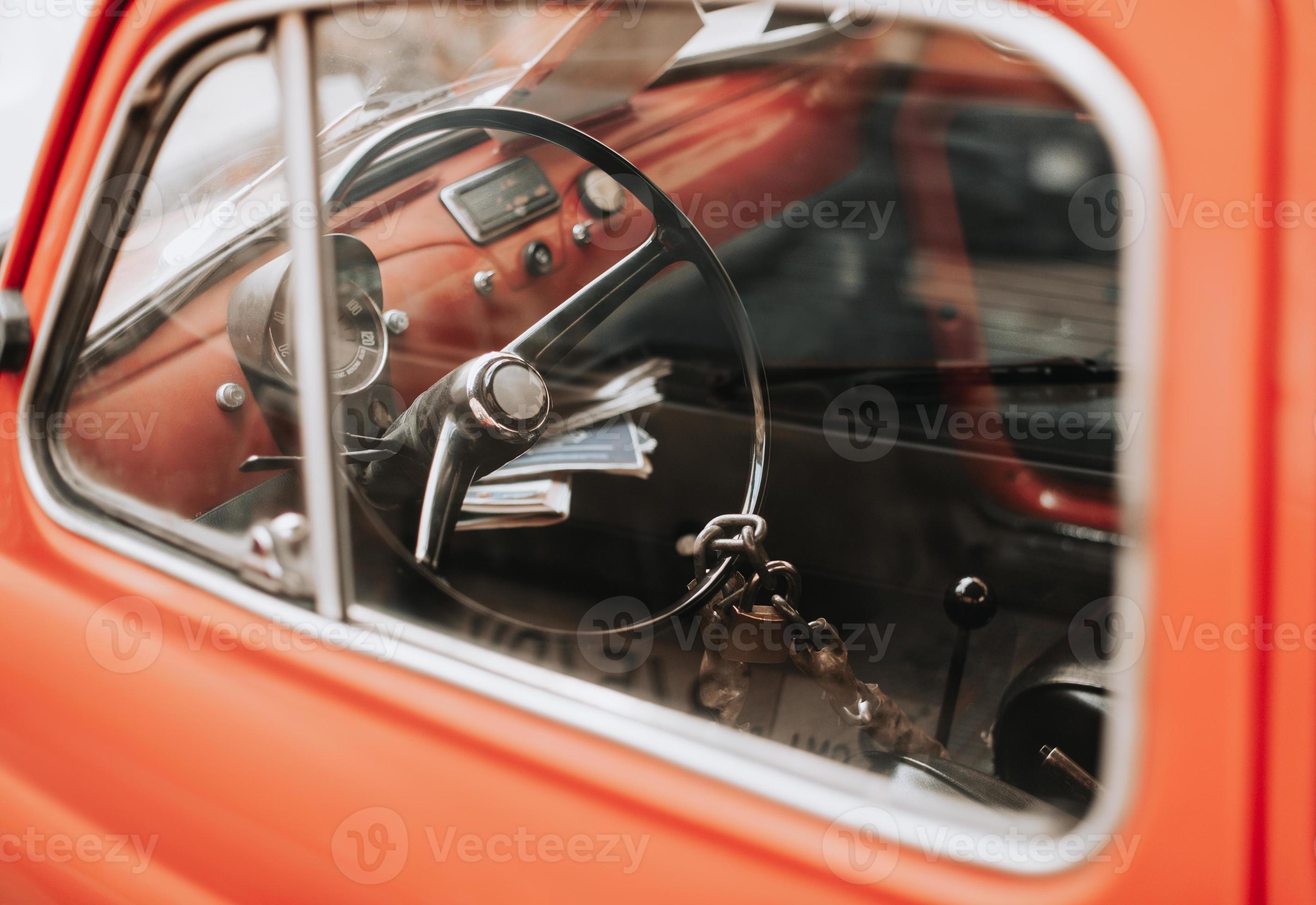 Retro-Auto mit schönem Design, das Lenkrad ist mit einem alten Schloss an  einer Kette verschlossen. 14904646 Stock-Photo bei Vecteezy