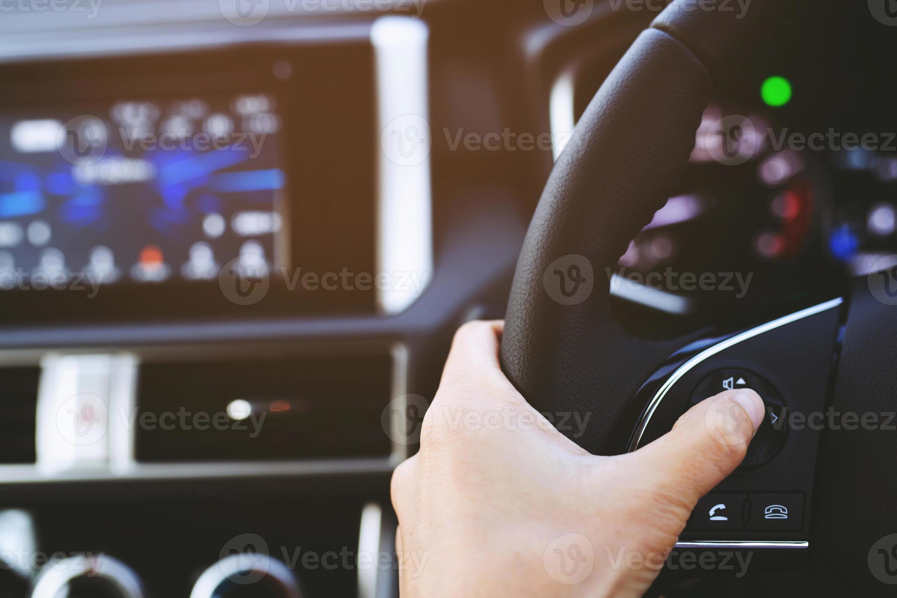 Nahaufnahme Modernes schwarzes Lenkrad mit Multifunktionstasten Integrierte  Stereo-Bedienelemente drücken die für schnelle Steuerungstechnik im Auto.  14981157 Stock-Photo bei Vecteezy