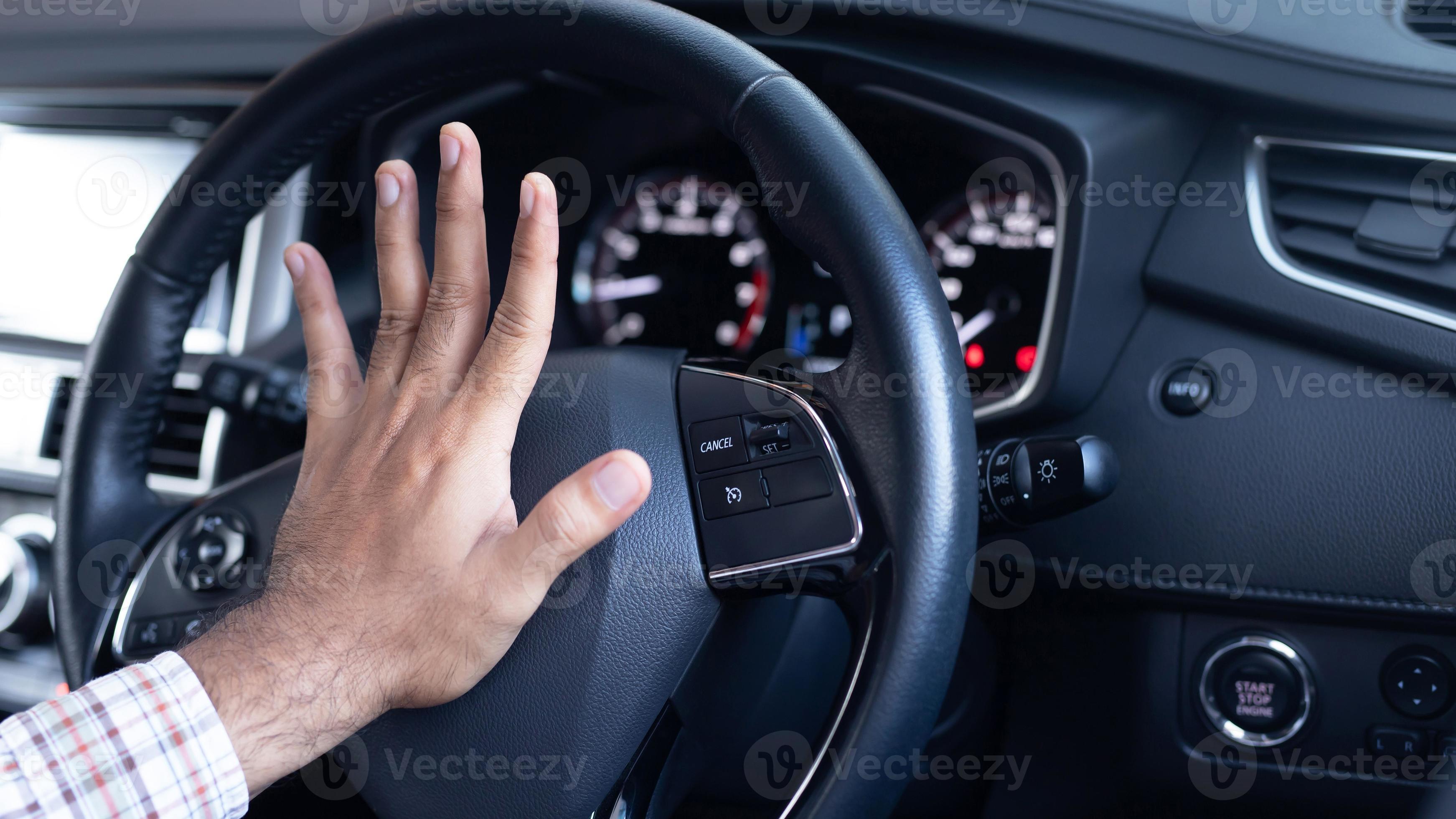 Hupen Sie die Autohupe, um Unfälle zu vermeiden. 14981192 Stock-Photo bei  Vecteezy