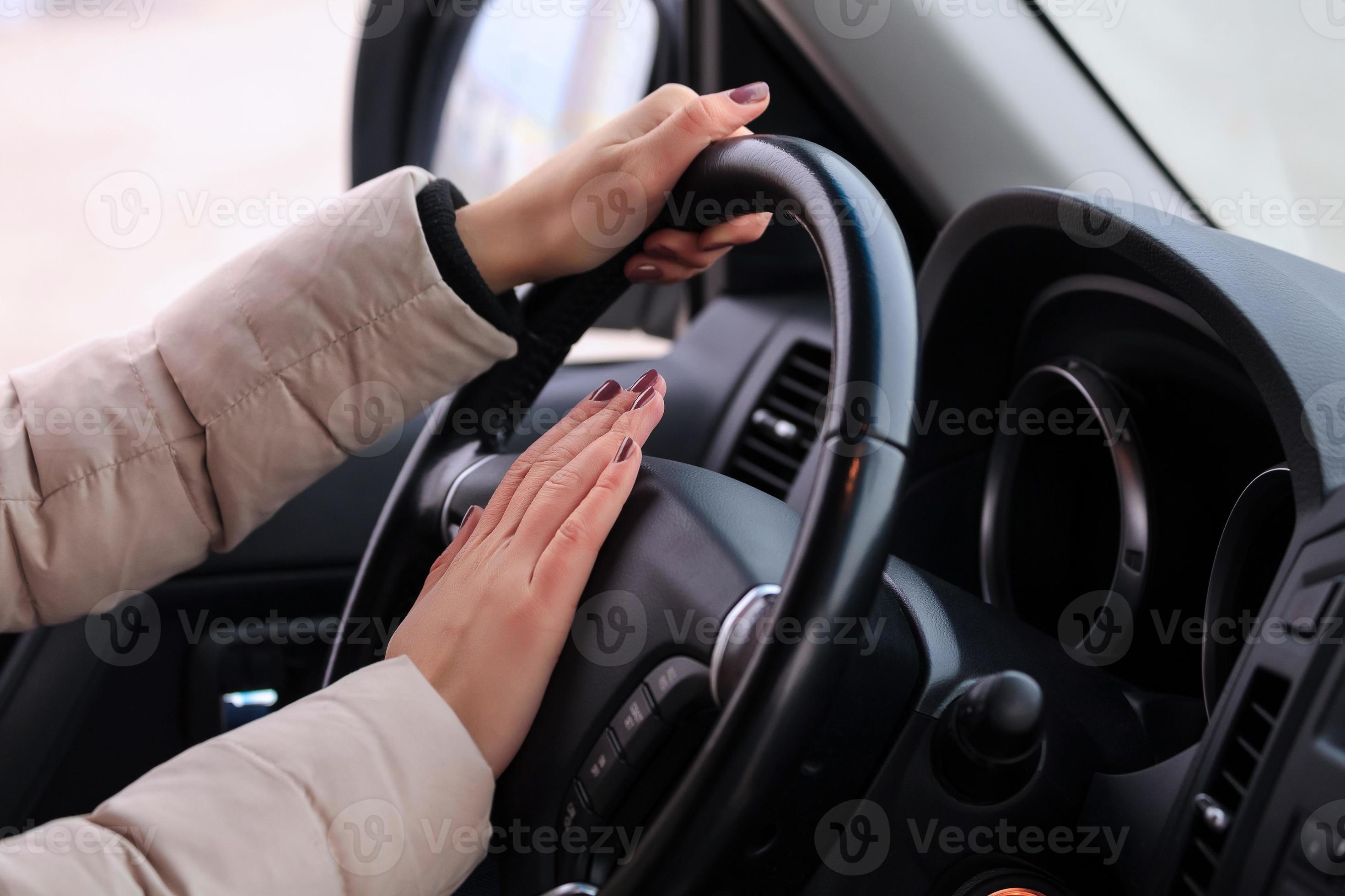 Mann, der während der Fahrt Hupe drückt, sitzt in einem Auto mit  Lenkradpresse, hupt, um andere Leute zu warnen 17400992 Stock-Photo bei  Vecteezy