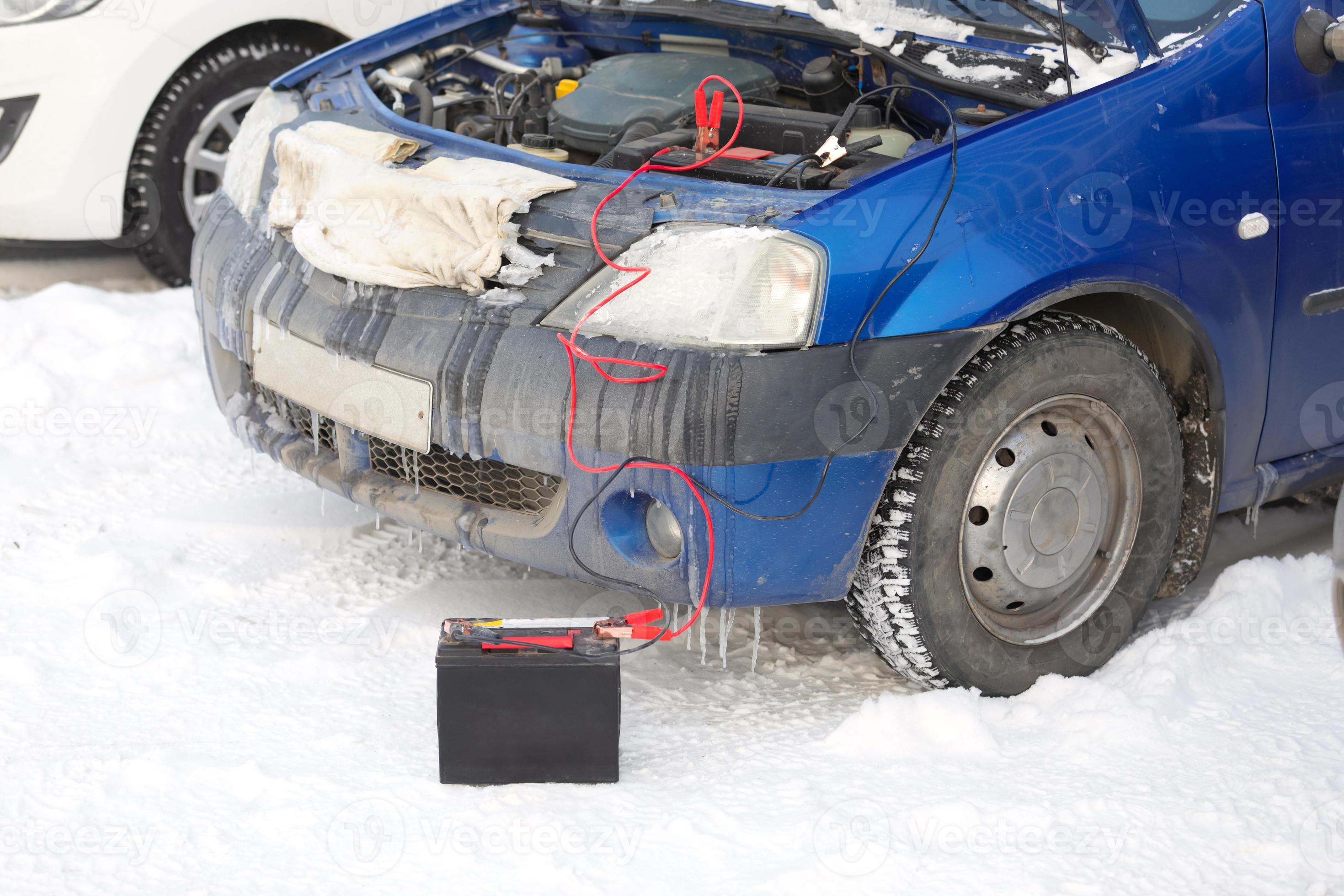 Anschließen von Hochspannungskabeln an die Autobatterie. Laden einer  entladenen Autobatterie 15743087 Stock-Photo bei Vecteezy