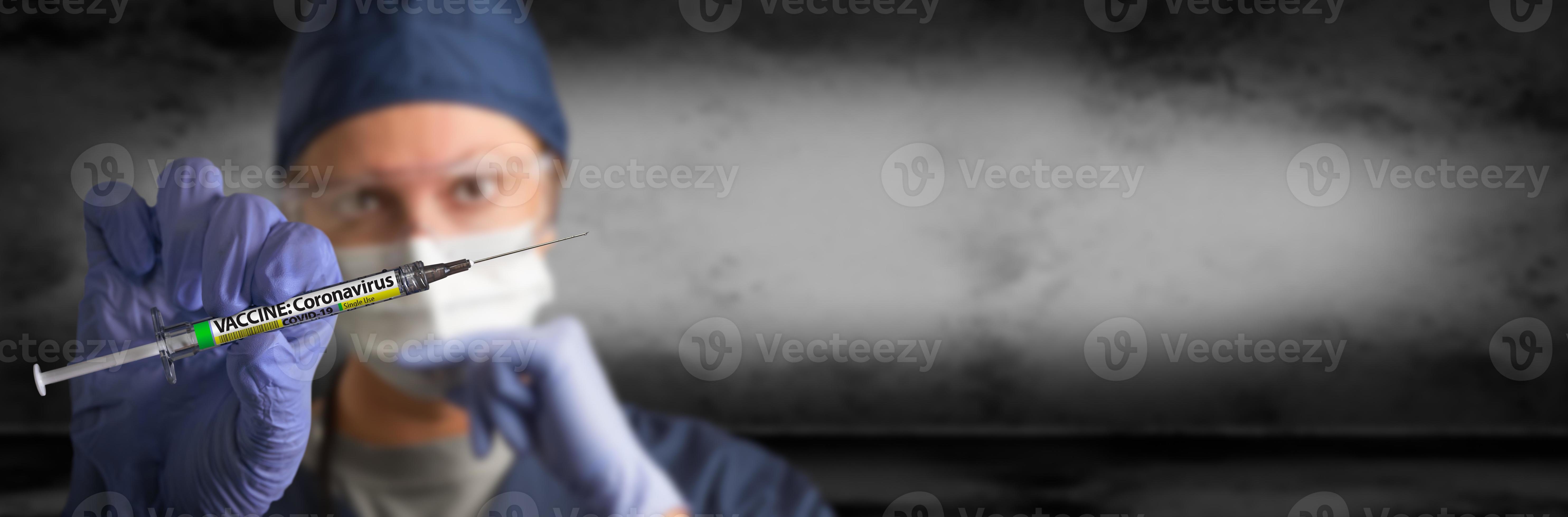 arzt oder krankenschwester, die einen chirurgischen handschuh tragen, der  eine coronavirus-covid-19-impfflasche und eine spritze hält 16426383  Stock-Photo bei Vecteezy