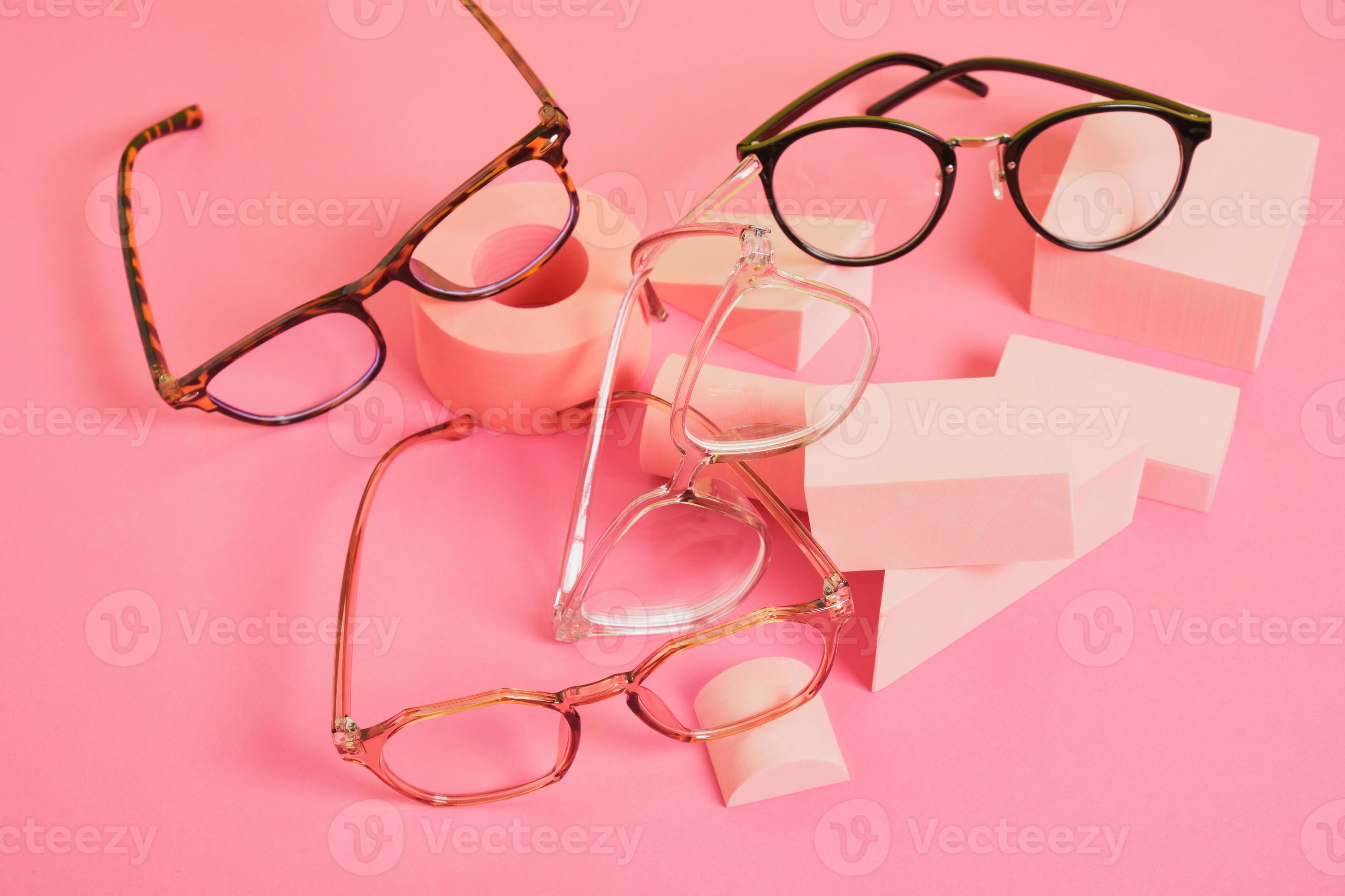 trendige brillen auf geometrischen rosa podien, bunter hintergrund,  kopierraum 16645308 Stock-Photo bei Vecteezy