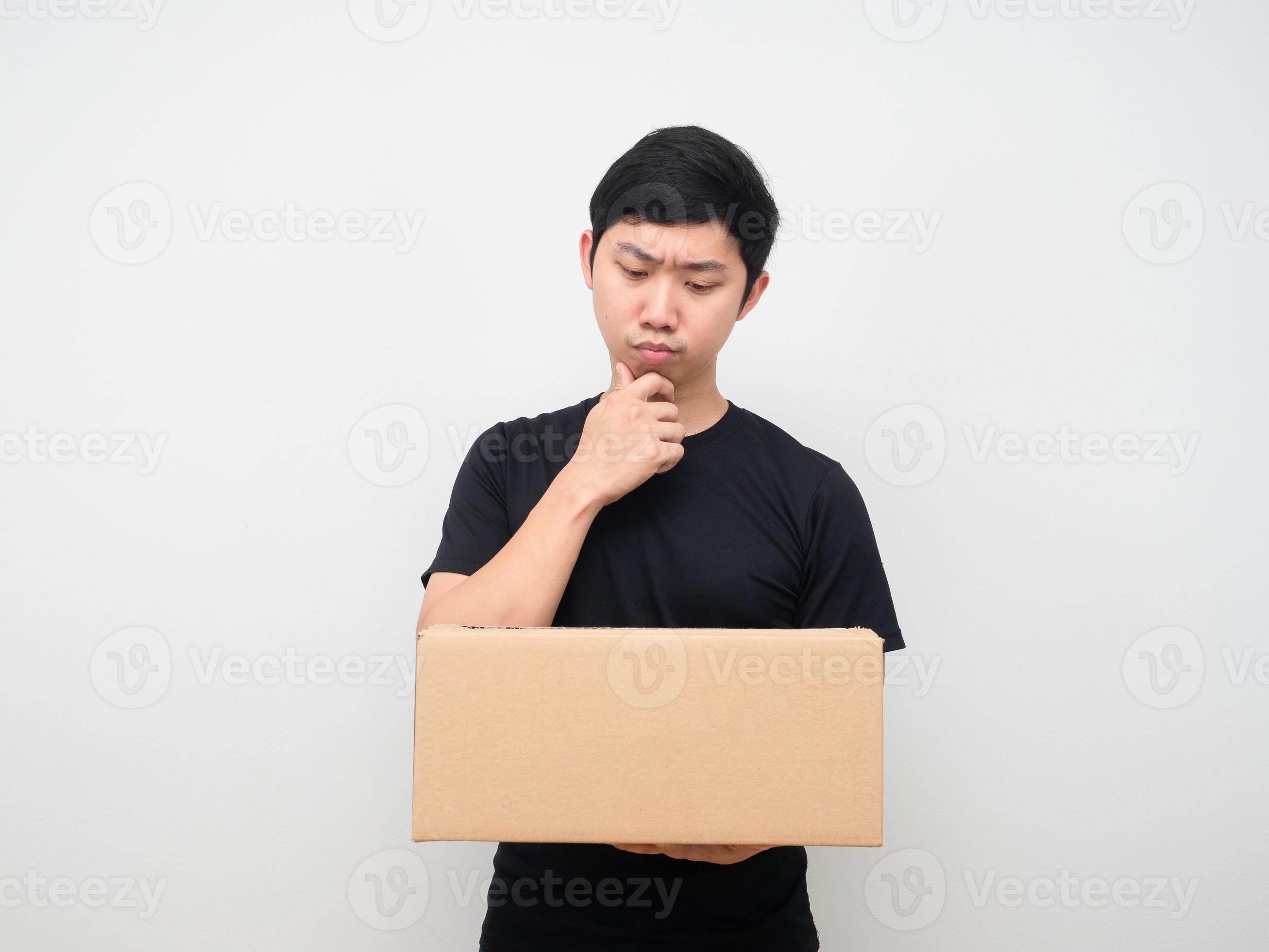 mann, der einkaufsbox in seiner hand betrachtet und über etwas nachdenkt  16685806 Stock-Photo bei Vecteezy