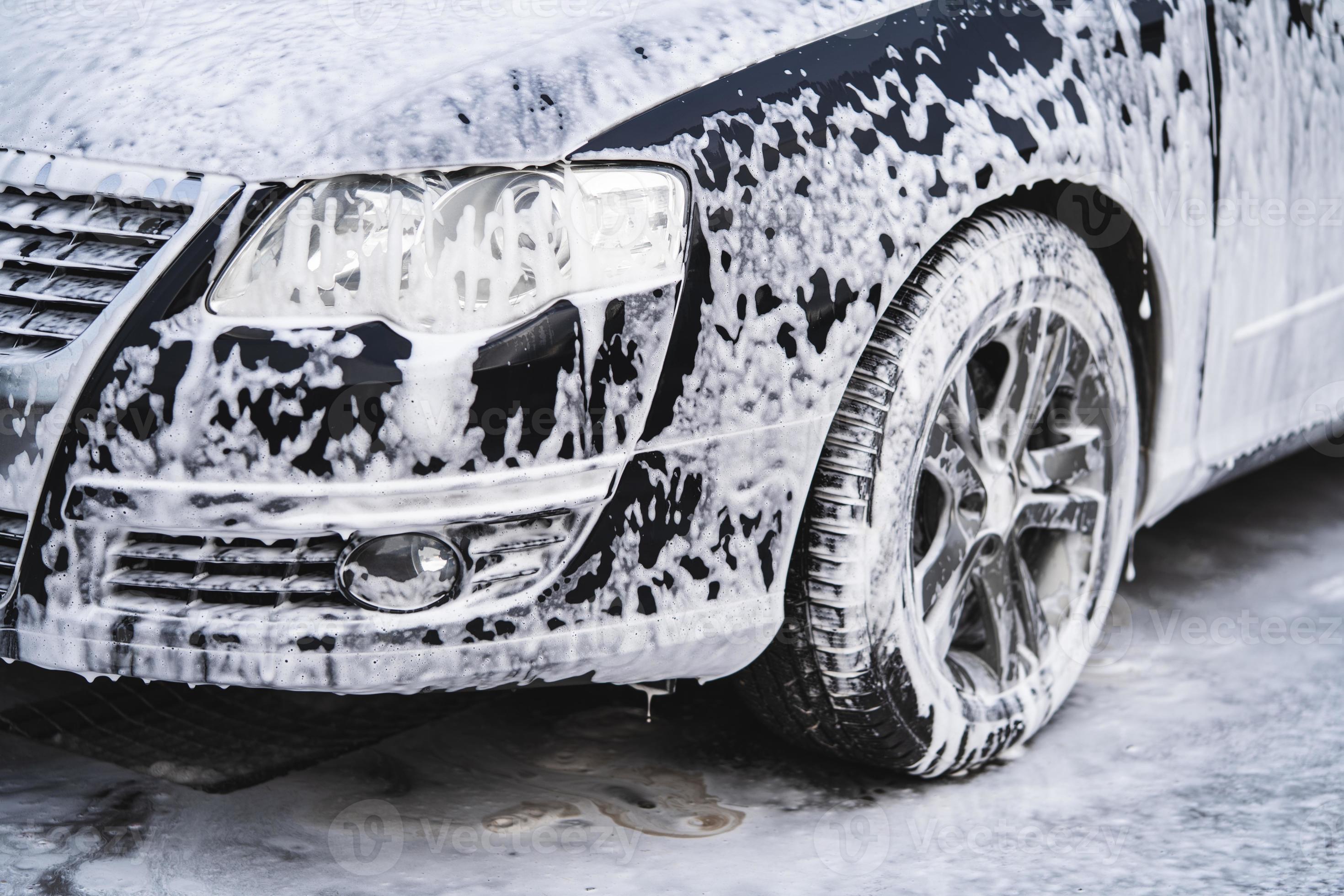 das Auto in der Autowaschanlage mit Schaum bedeckt ist, unter Druck mit  einem Wasserstrahl waschen 17727731 Stock-Photo bei Vecteezy