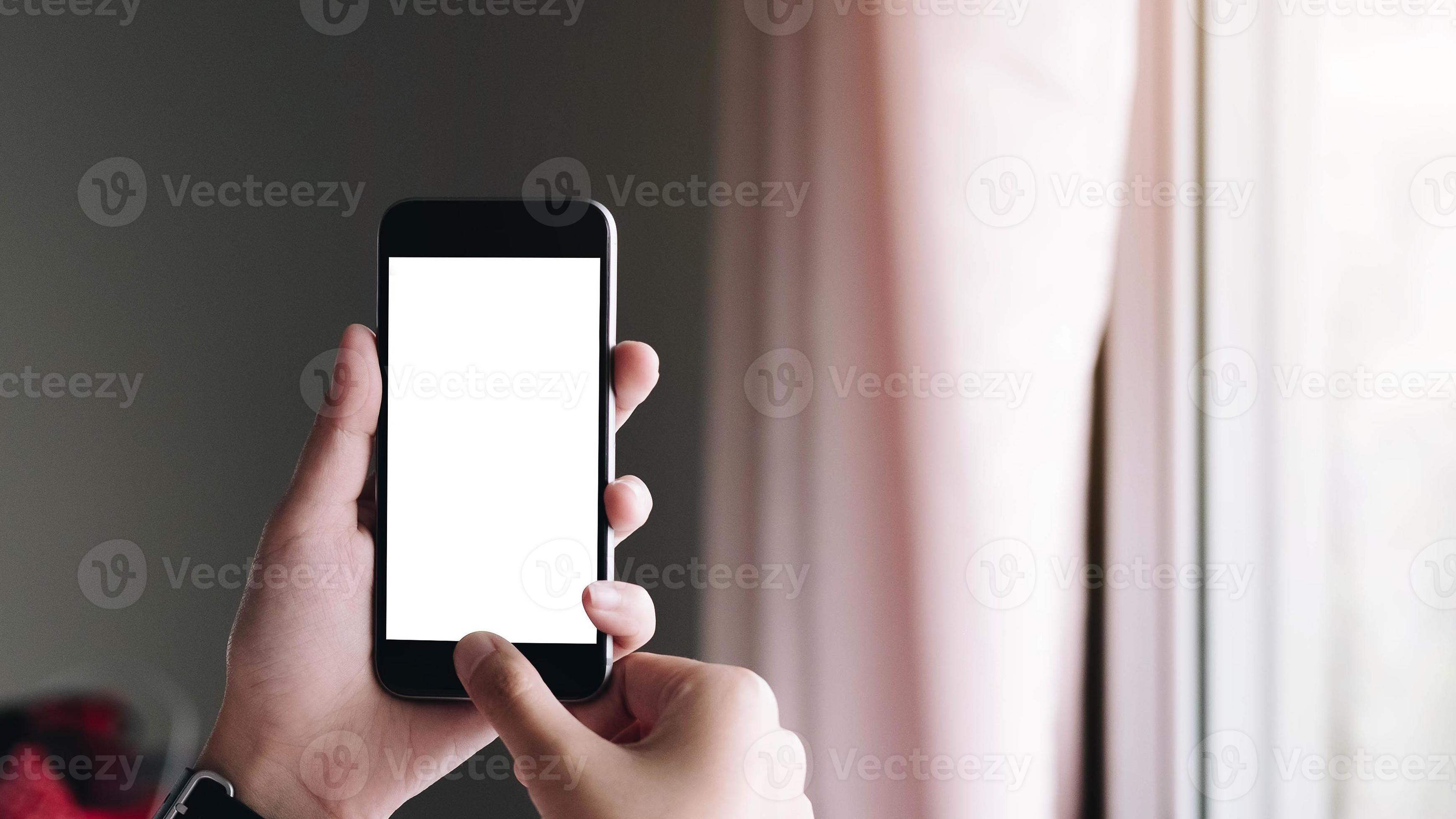 Nahaufnahme der Hand einer Frau mit einem Smartphone foto
