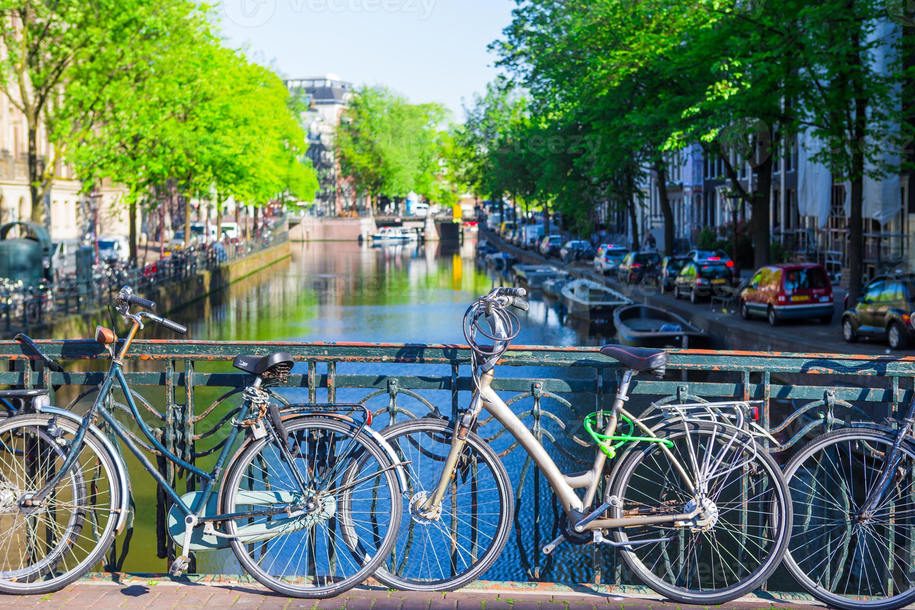 Bunte Fahrräder auf der Brücke in Amsterdam, Niederlande 18037837  Stock-Photo bei Vecteezy