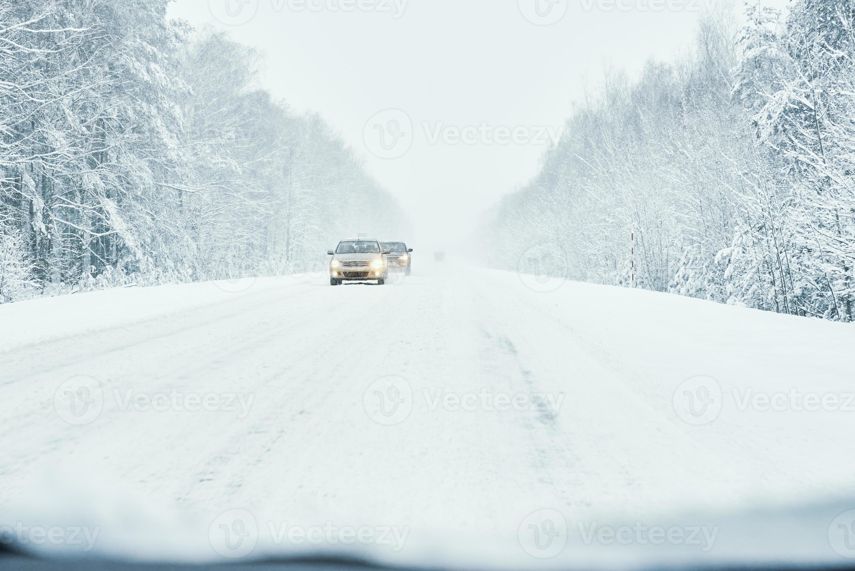 verschneite Straße im Winterwald mit fahrendem Auto 18911493 Stock-Photo bei  Vecteezy