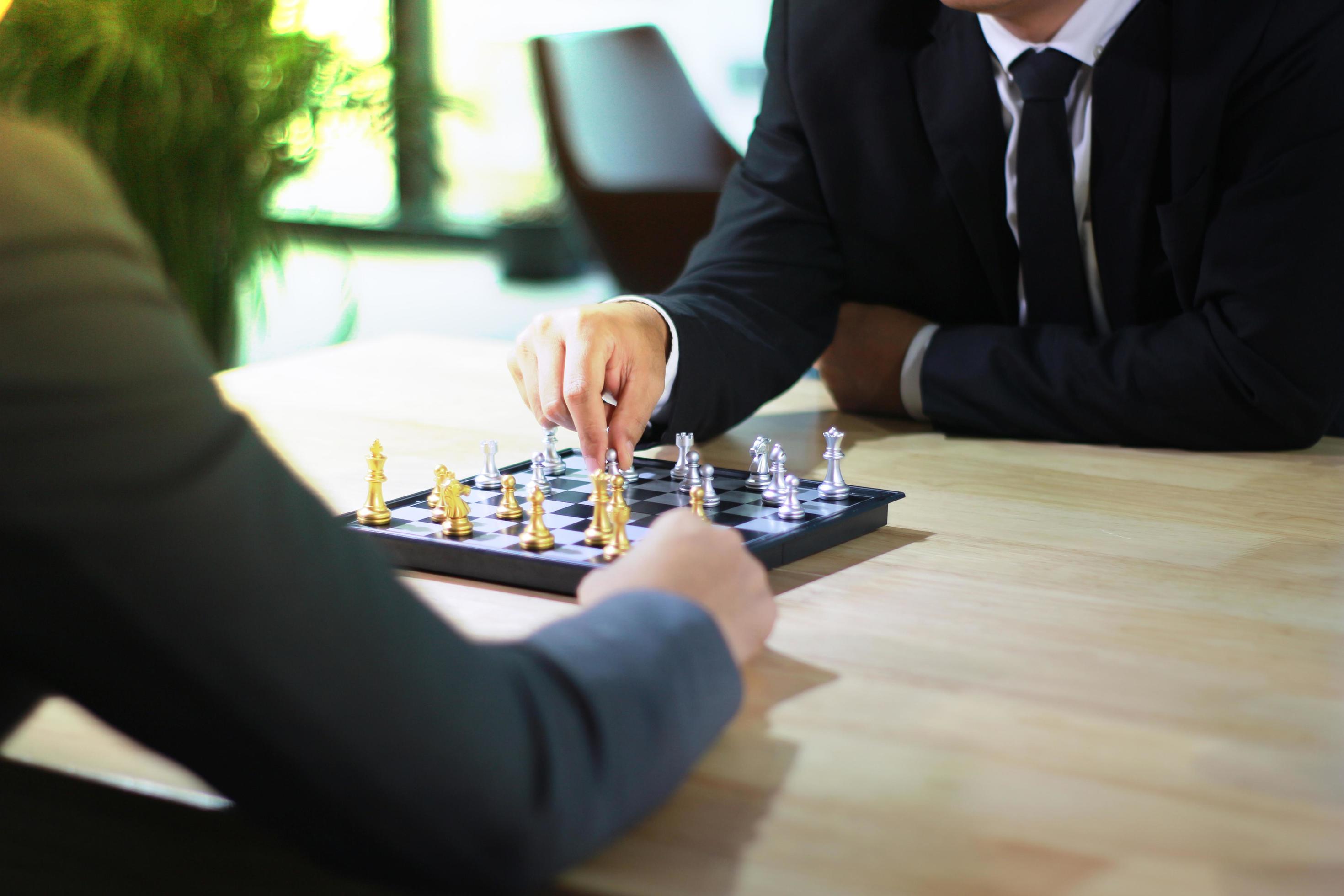 Geschäftsleute, die Schach spielen 1967469 Stock-Photo bei Vecteezy