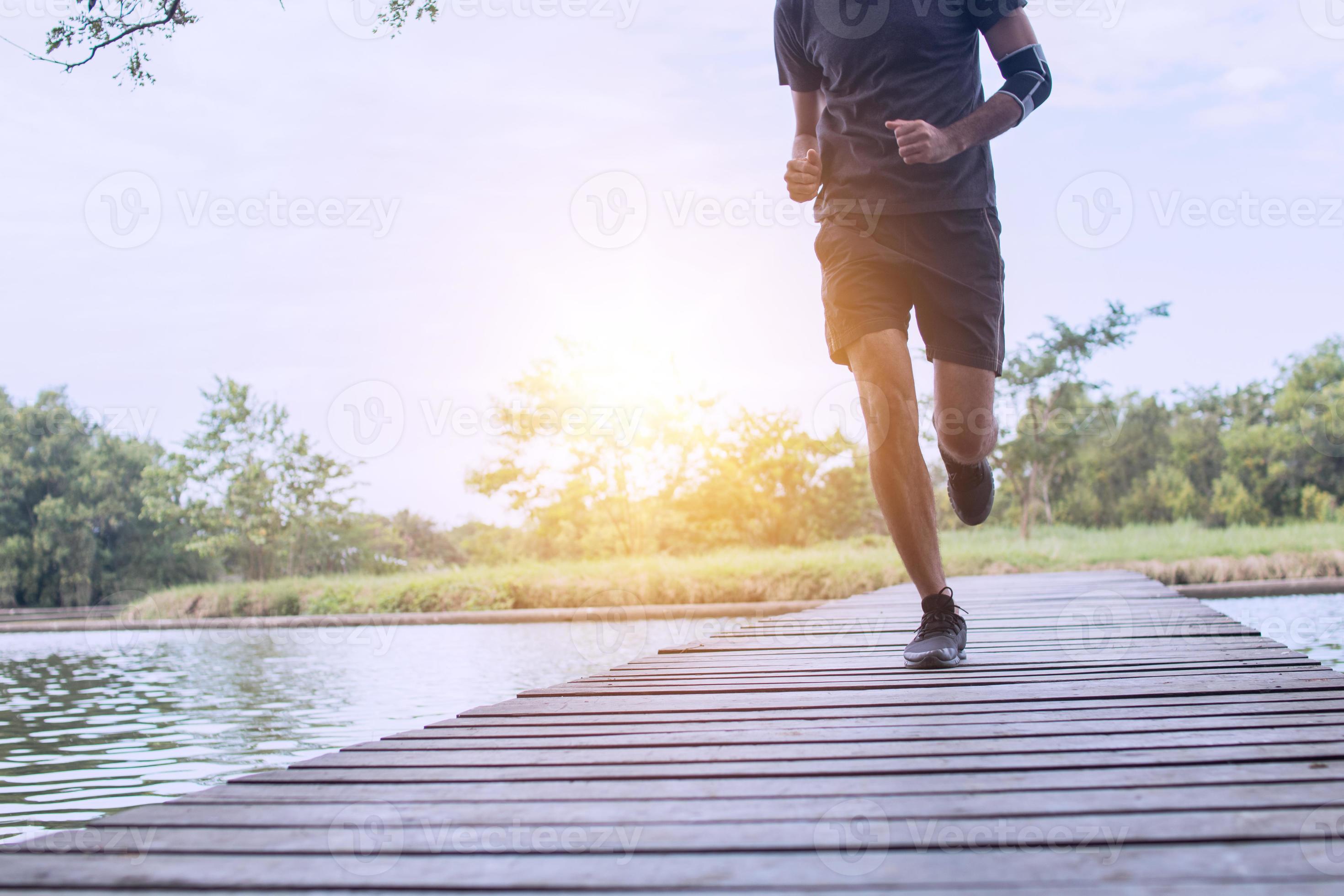 Mann läuft auf einer Holzbrücke foto