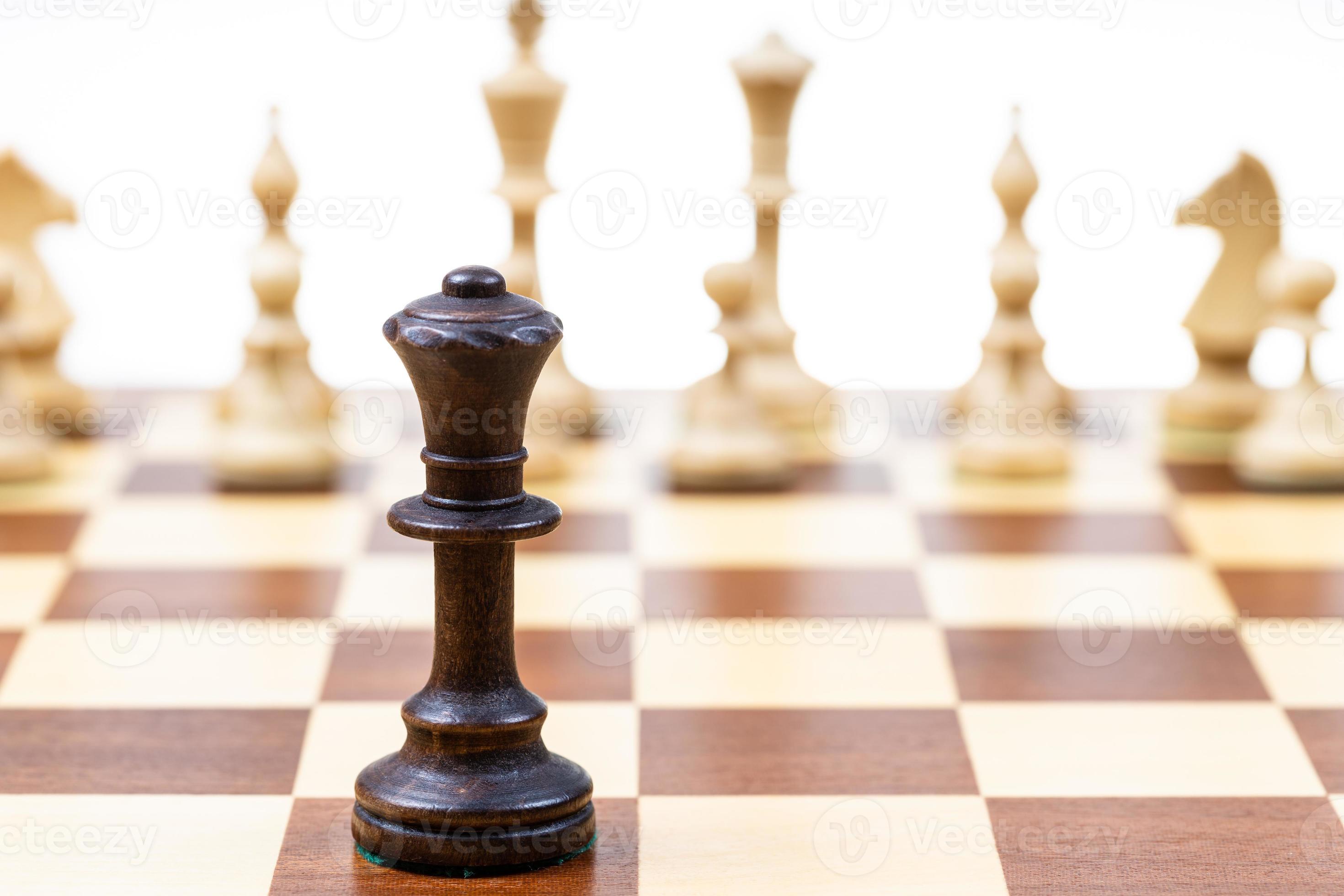 schwarz Königin gegen Schach zahlen im Hintergrund 19830046 Stock-Photo bei Vecteezy