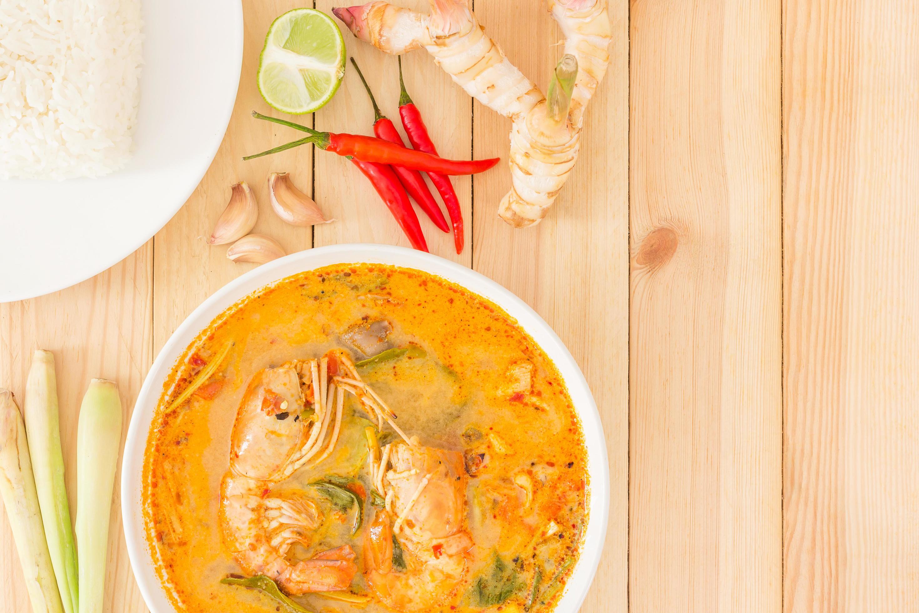 Tom Yam Kong Suppe, typisch für Thailand foto