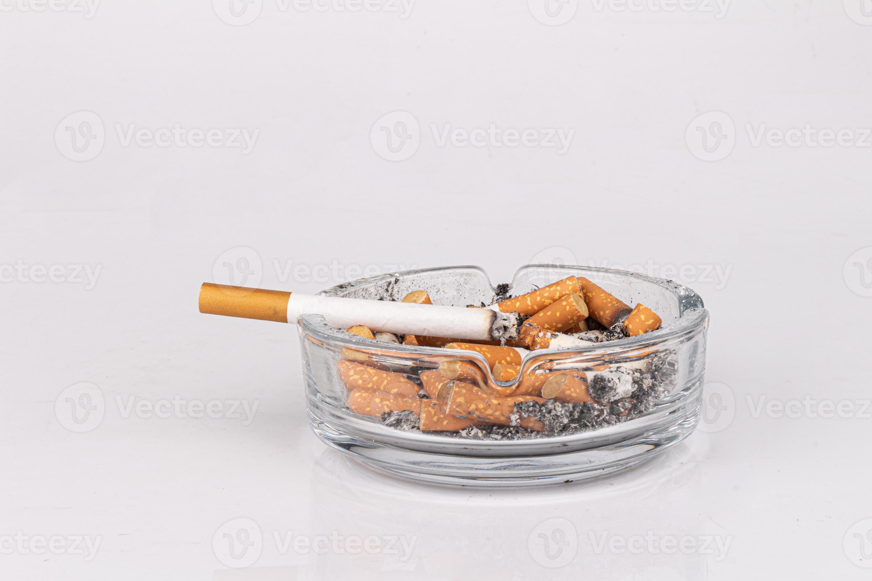 Zigarette Aschenbecher Weiß Hintergrund Asche Rauch Hintern 19894779  Stock-Photo bei Vecteezy