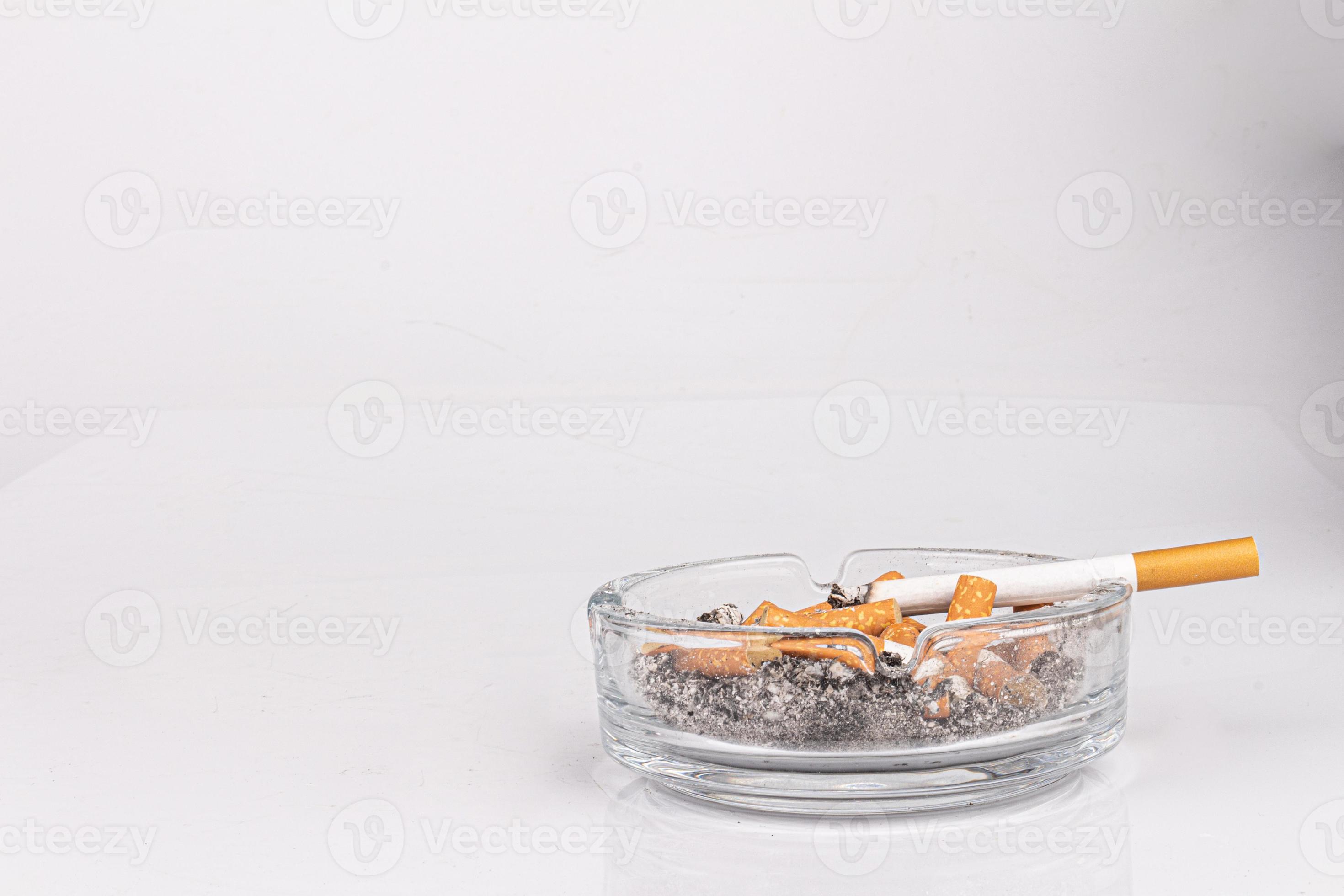 Zigarette Aschenbecher Weiß Hintergrund Asche Rauch Hintern 19894797  Stock-Photo bei Vecteezy