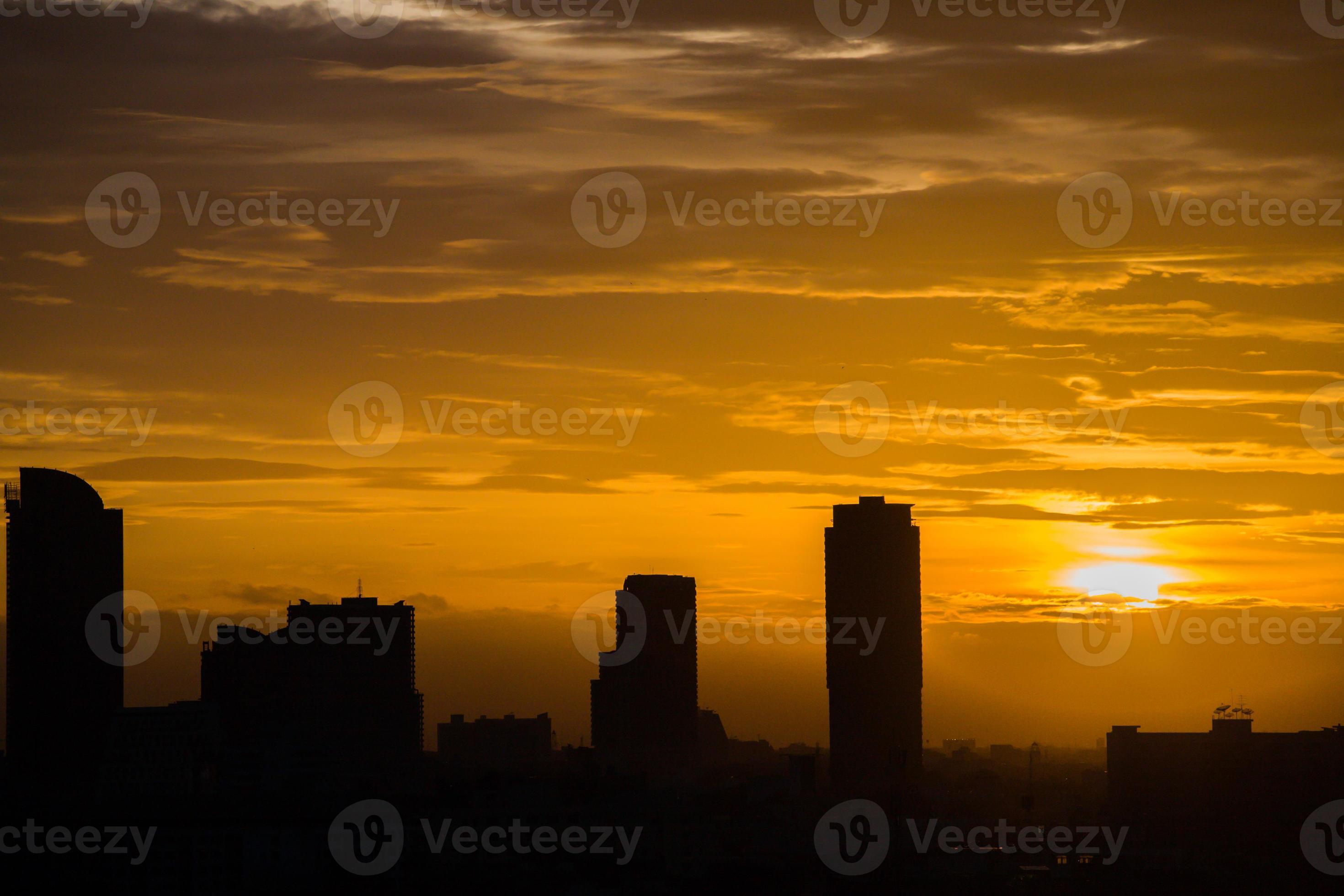 Stadtbildansicht bei Sonnenuntergang foto