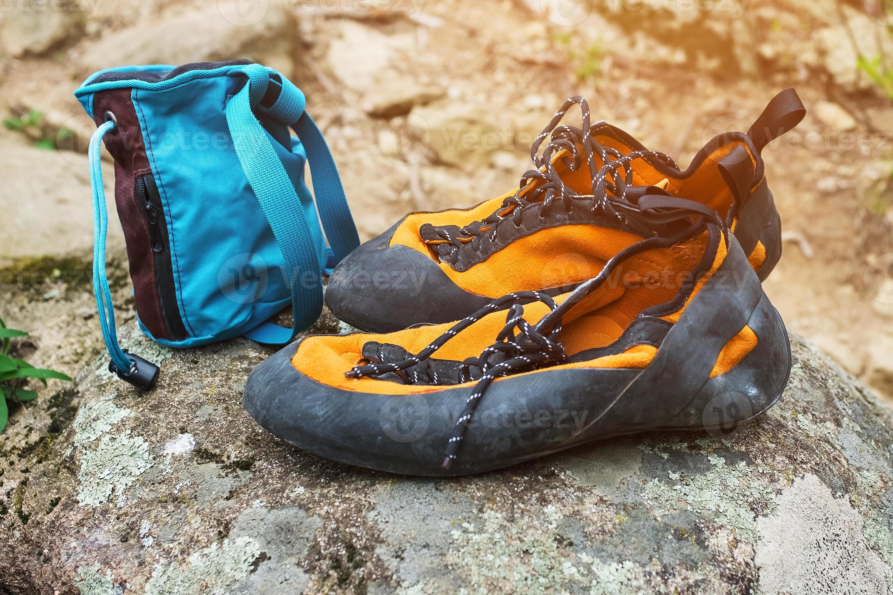 Orange Klettern Schuhe und Magnesium im ein Blau Tasche Stand auf